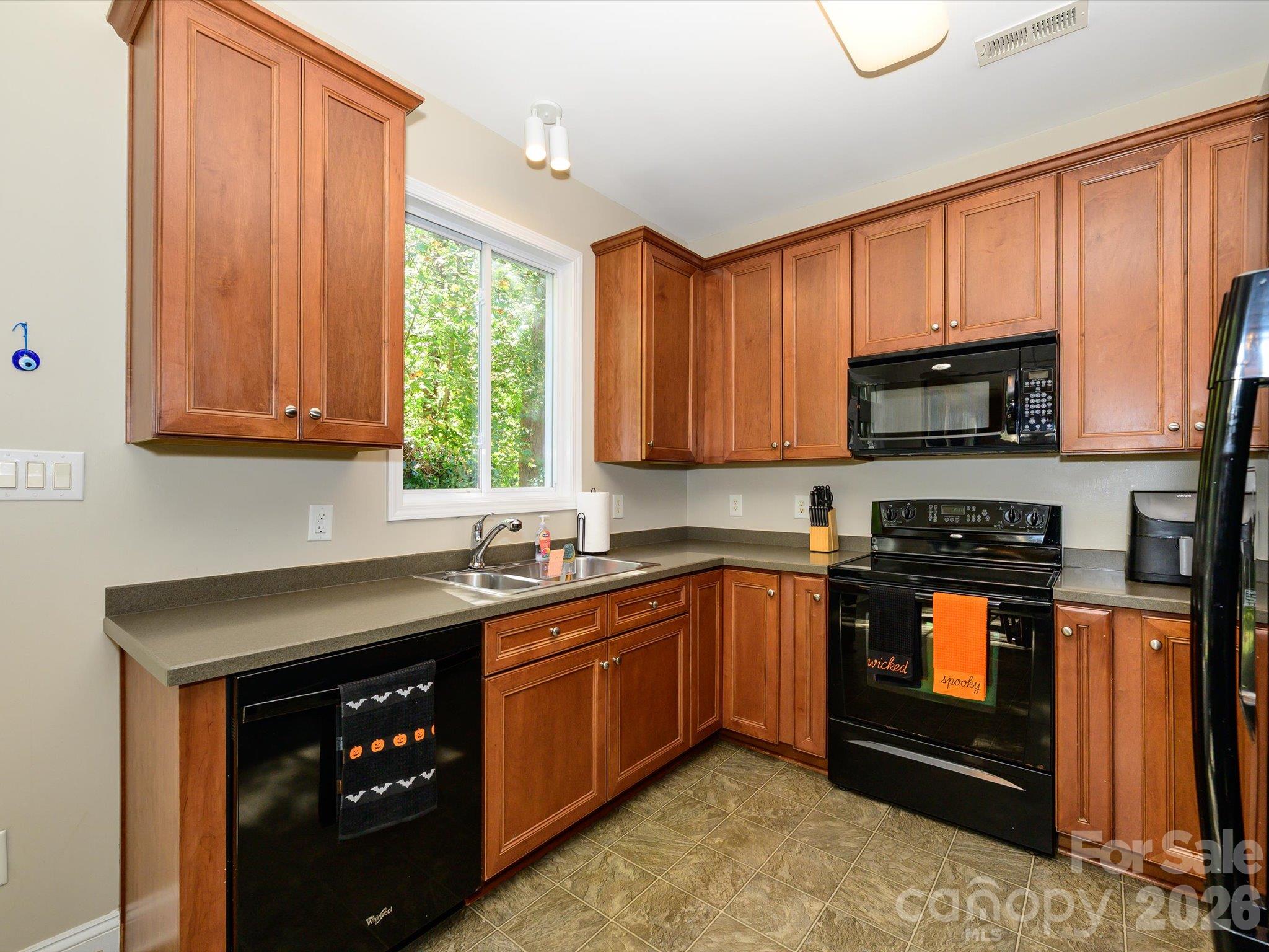Single Family Residence at 9833 Coatbridge Drive, Charlotte, photo 11 of 42