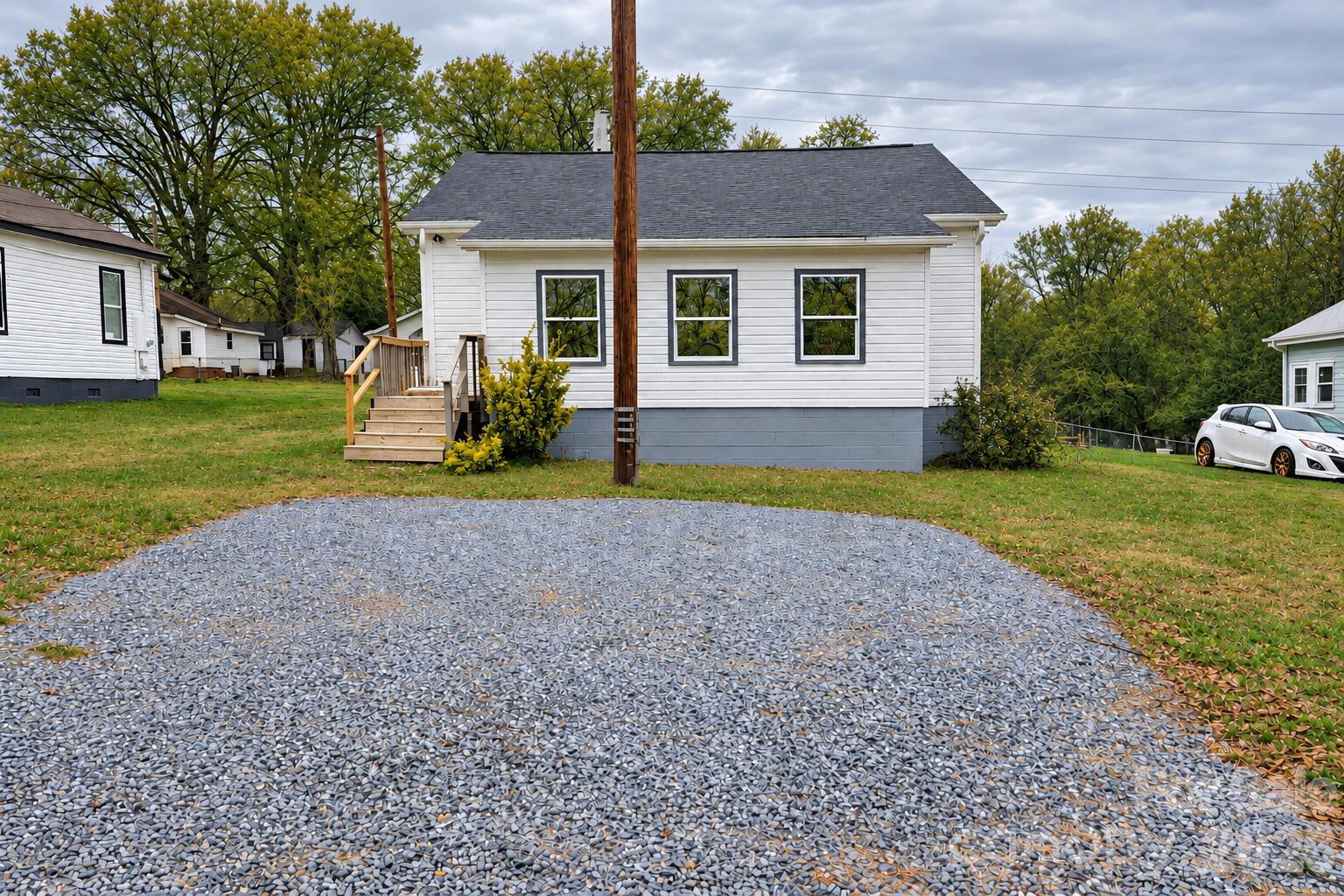 Single Family Residence at 105 E Hartford Avenue, Bessemer City, photo 2 of 7
