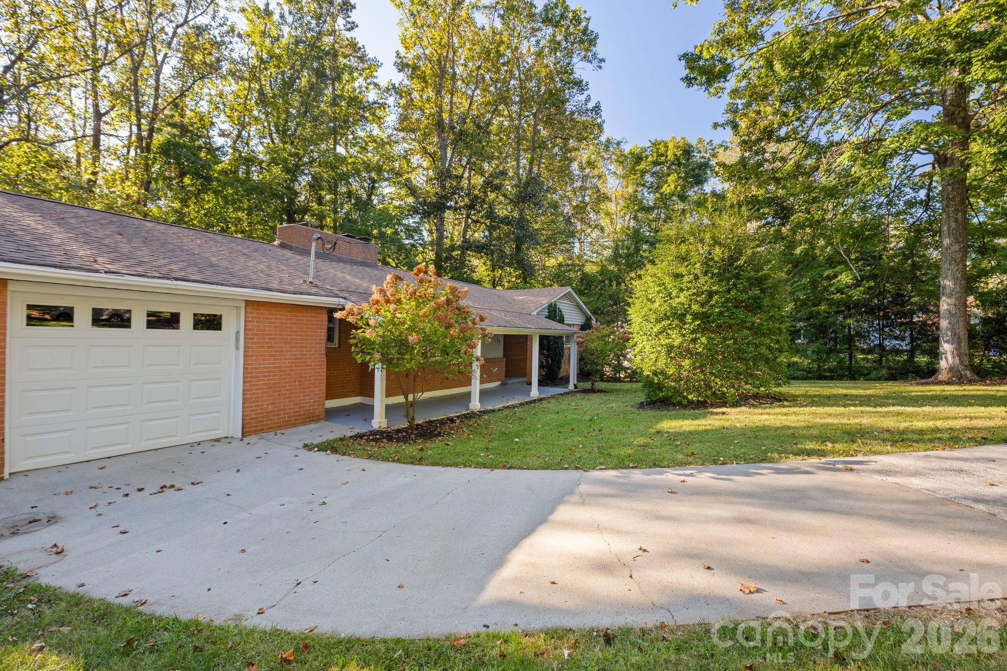 Single Family Residence at 32 Oak Forest Drive, Asheville, photo 2 of 16
