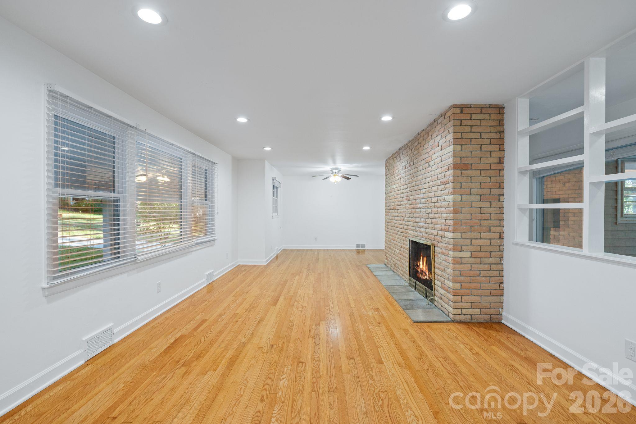 Single Family Residence at 32 Oak Forest Drive, Asheville, photo 3 of 16