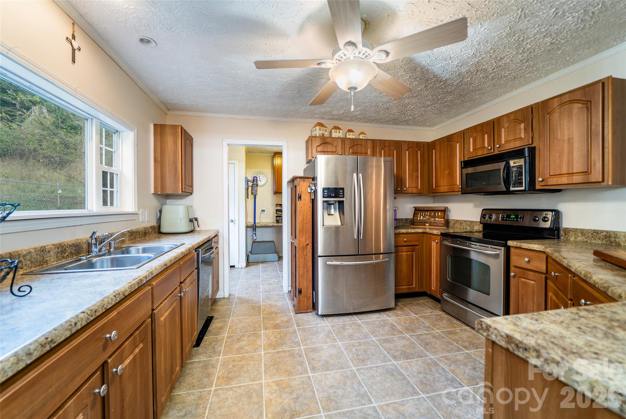 Single Family Residence at 23 Yorkie Drive, Clyde, photo 15 of 38