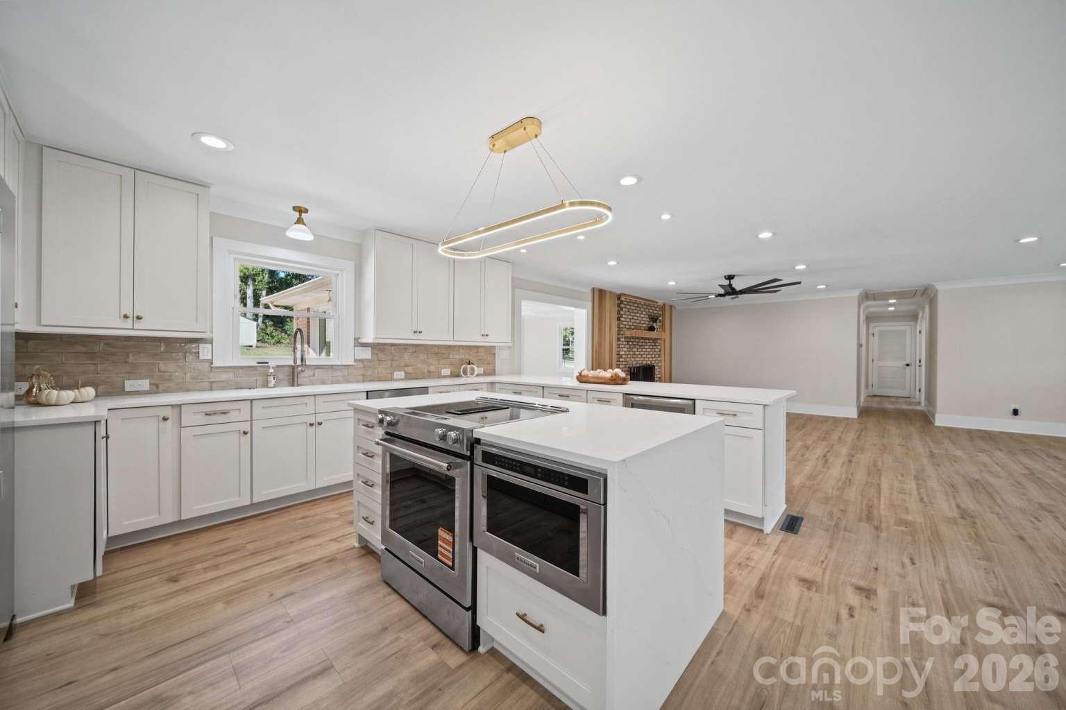 Single Family Residence at 7301 Pine Lake Lane, Mint Hill, photo 3 of 44