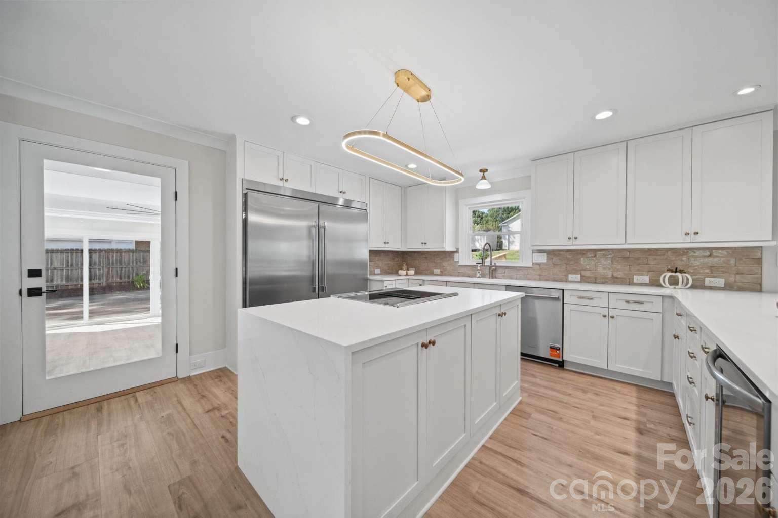 Single Family Residence at 7301 Pine Lake Lane, Mint Hill, photo 4 of 44
