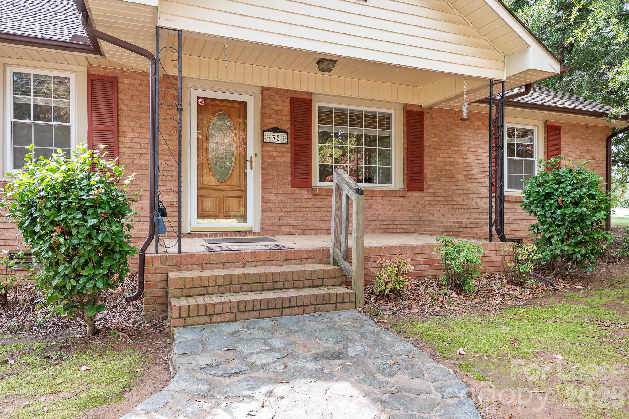 Covered Front porch - 35 Sumner Avenue NW, Concord