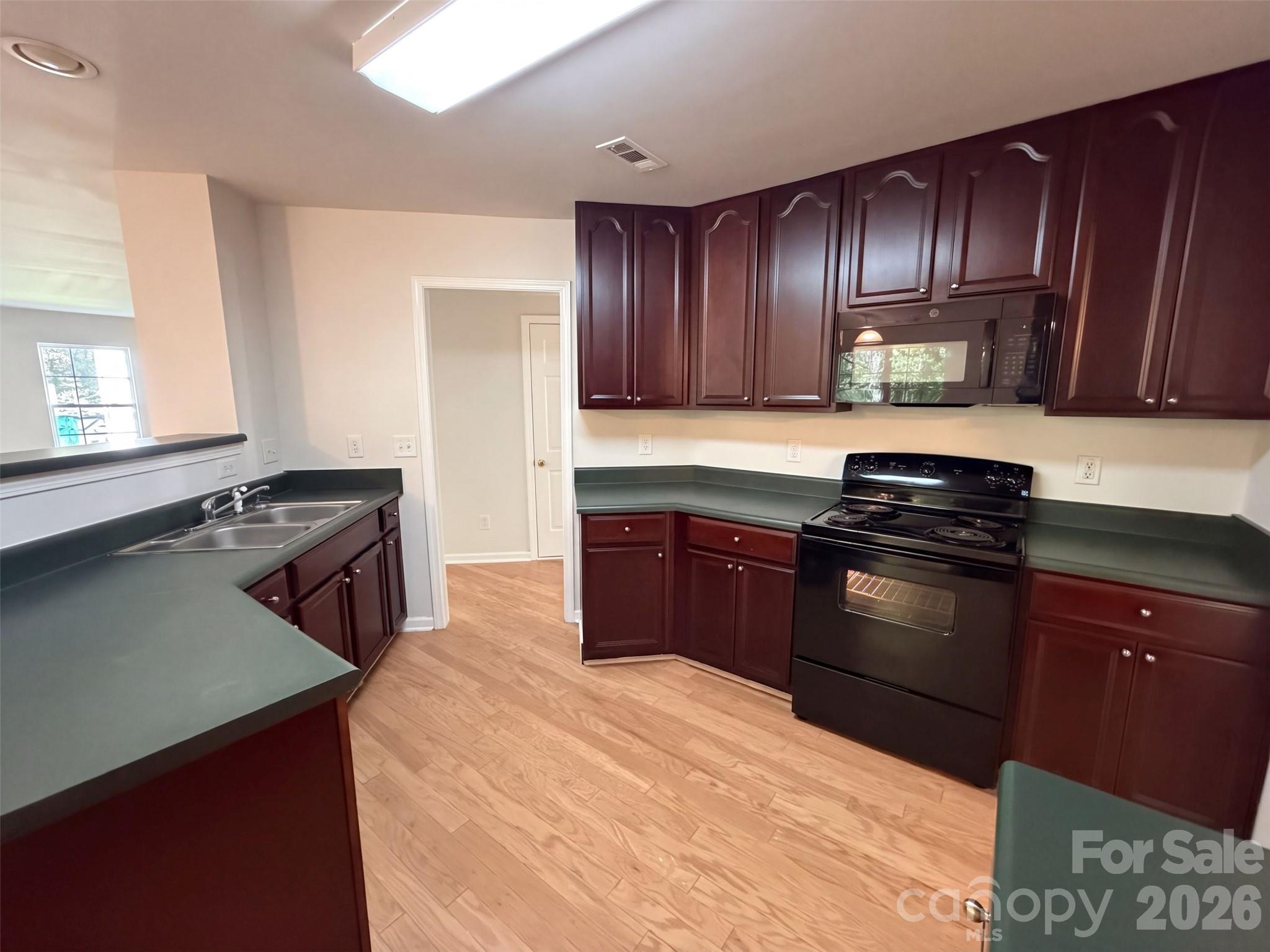 Single Family Residence at 8902 Woodland Hills Road, Charlotte, photo 2 of 20