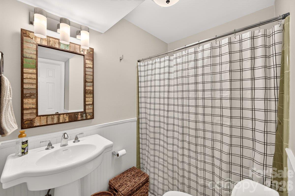 En suite bath - 5807 Sharon Road, Charlotte