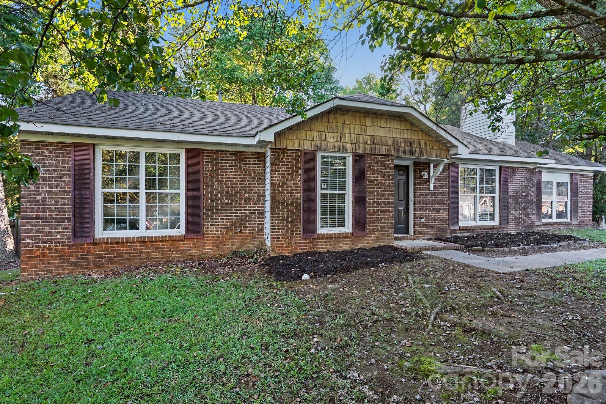 Single Family Residence at 6411 Rocklake Drive, Charlotte, photo 2 of 15