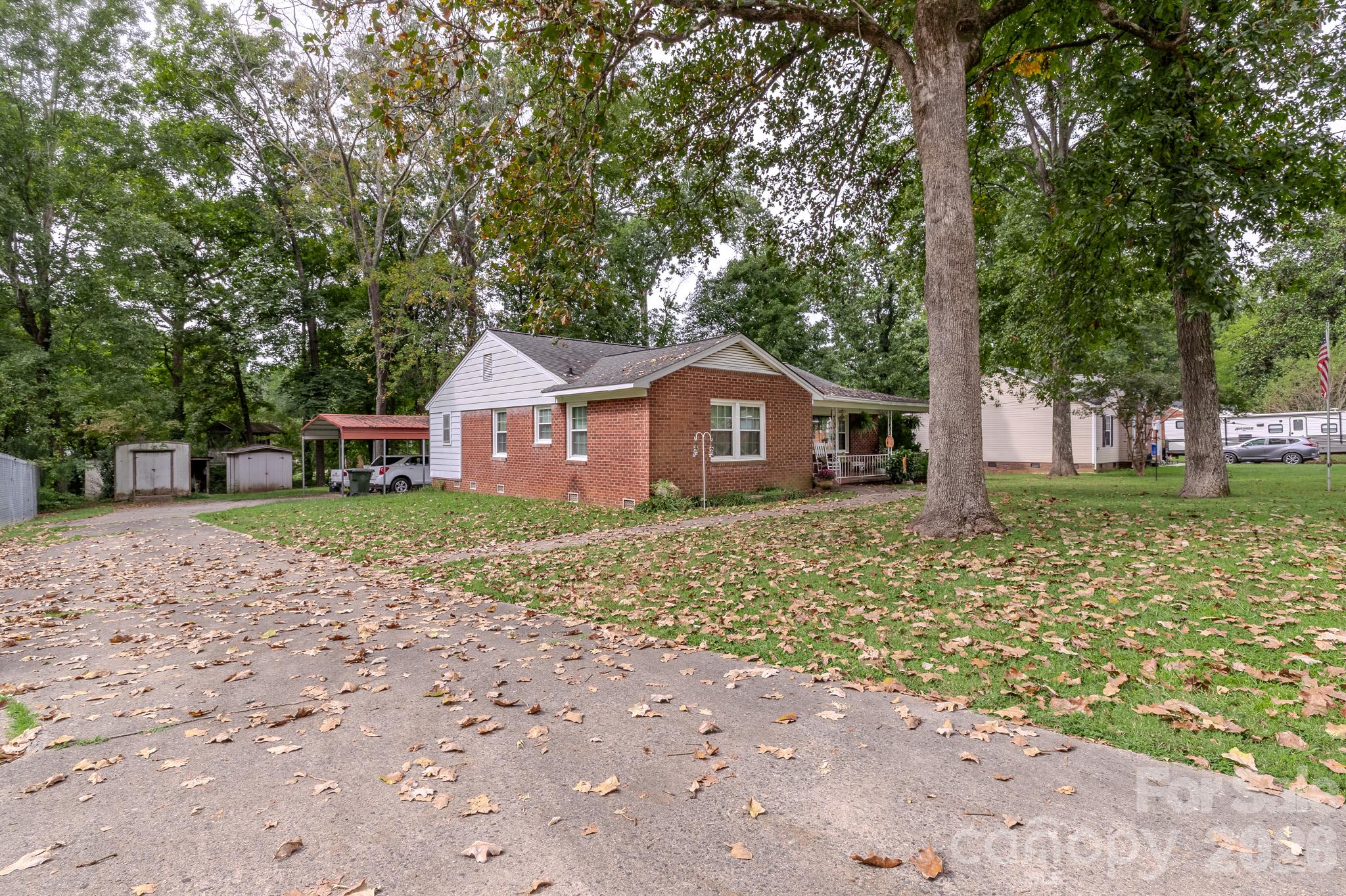 Single Family Residence at 1004 Woodside Drive, Kings Mountain, photo 3 of 15