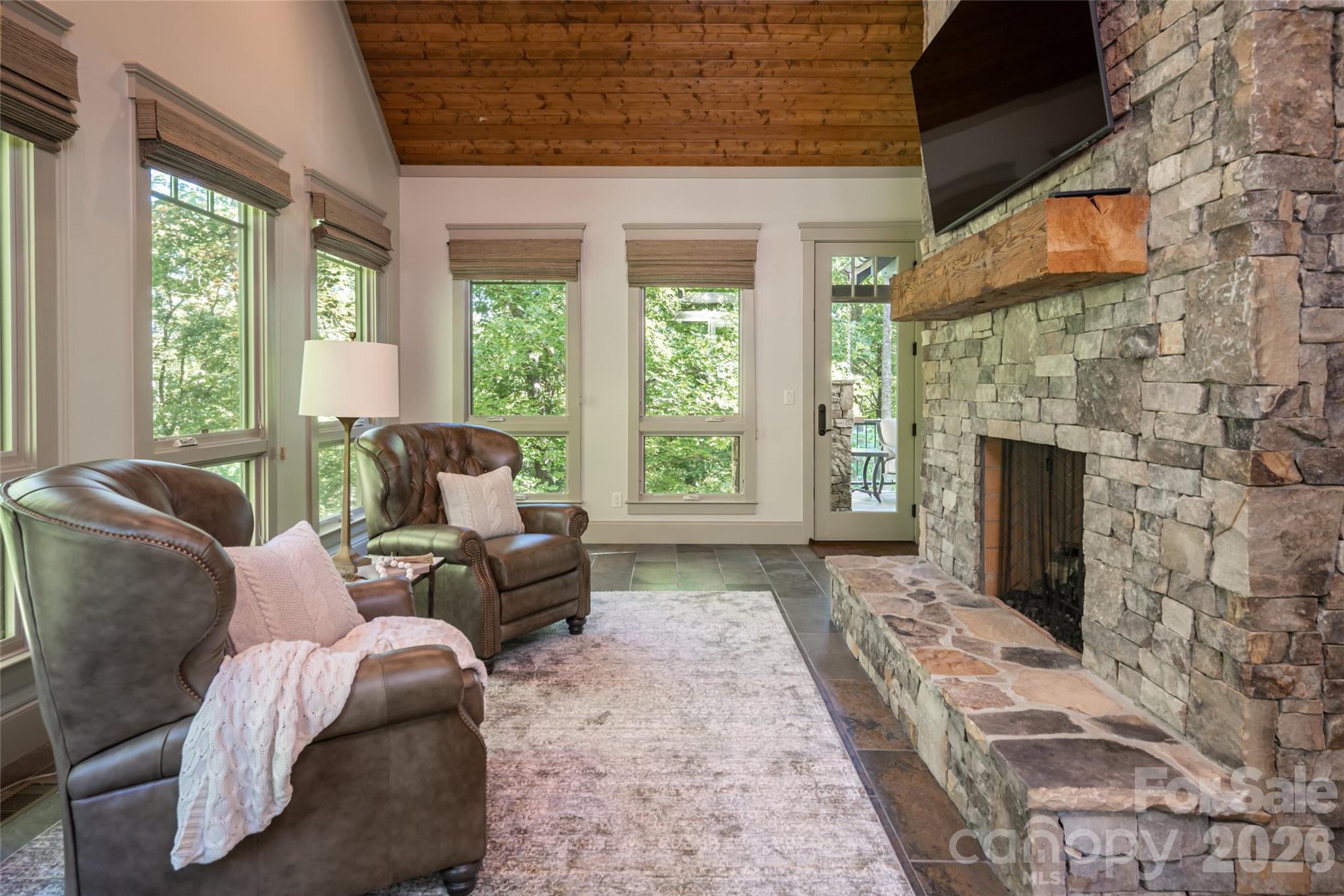 Single Family Residence at 2 Cherokee Orchard Court, Fairview, photo 10 of 48