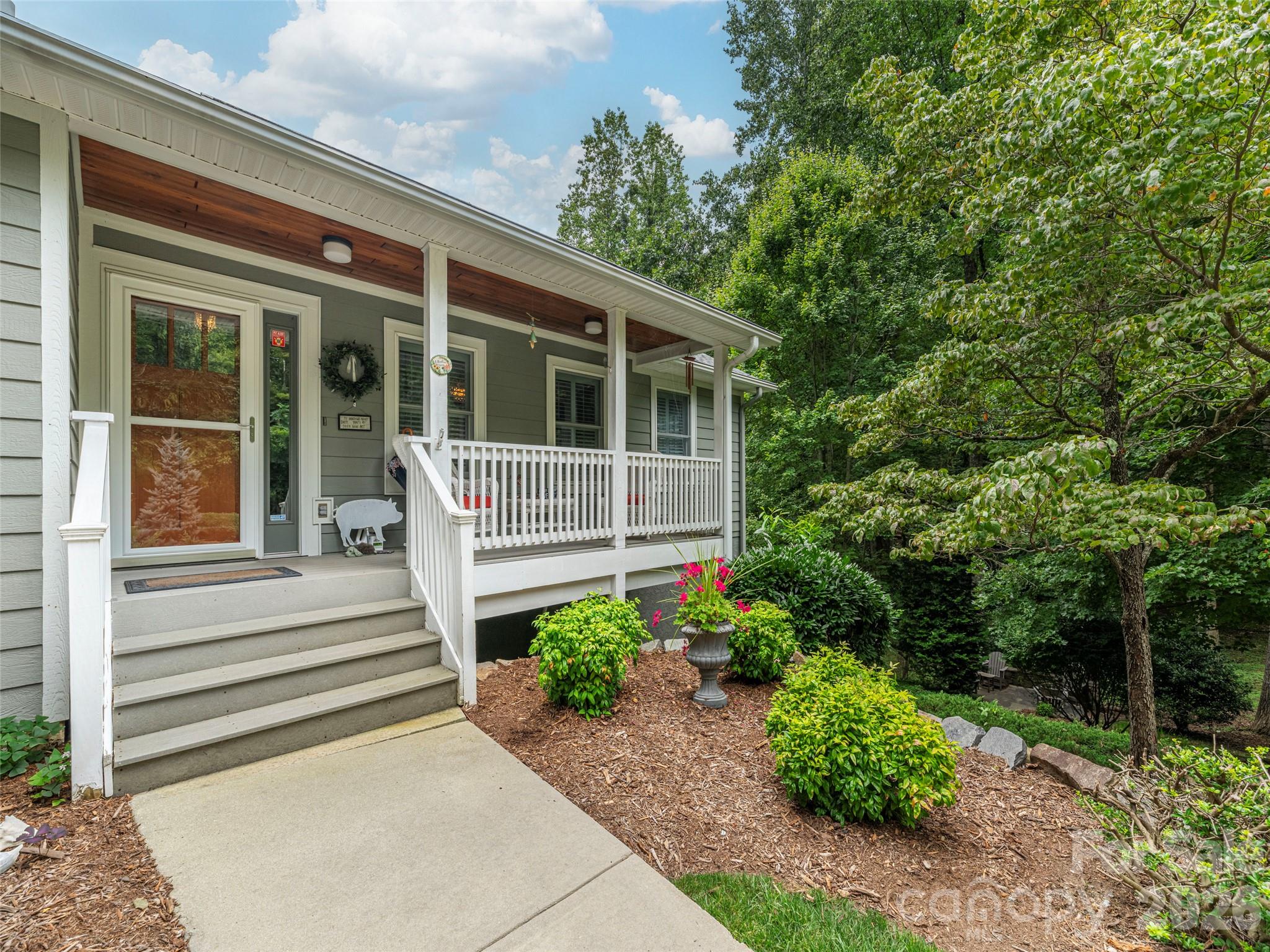 Single Family Residence at 130 Olds Trail, Hendersonville, photo 2 of 48