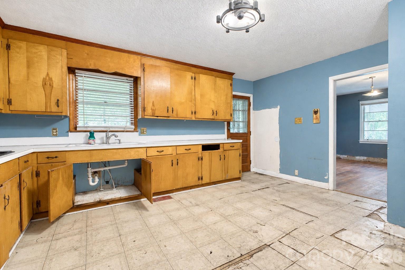 Single Family Residence at 4027 Great Falls Hwy Highway, Great Falls, photo 18 of 42