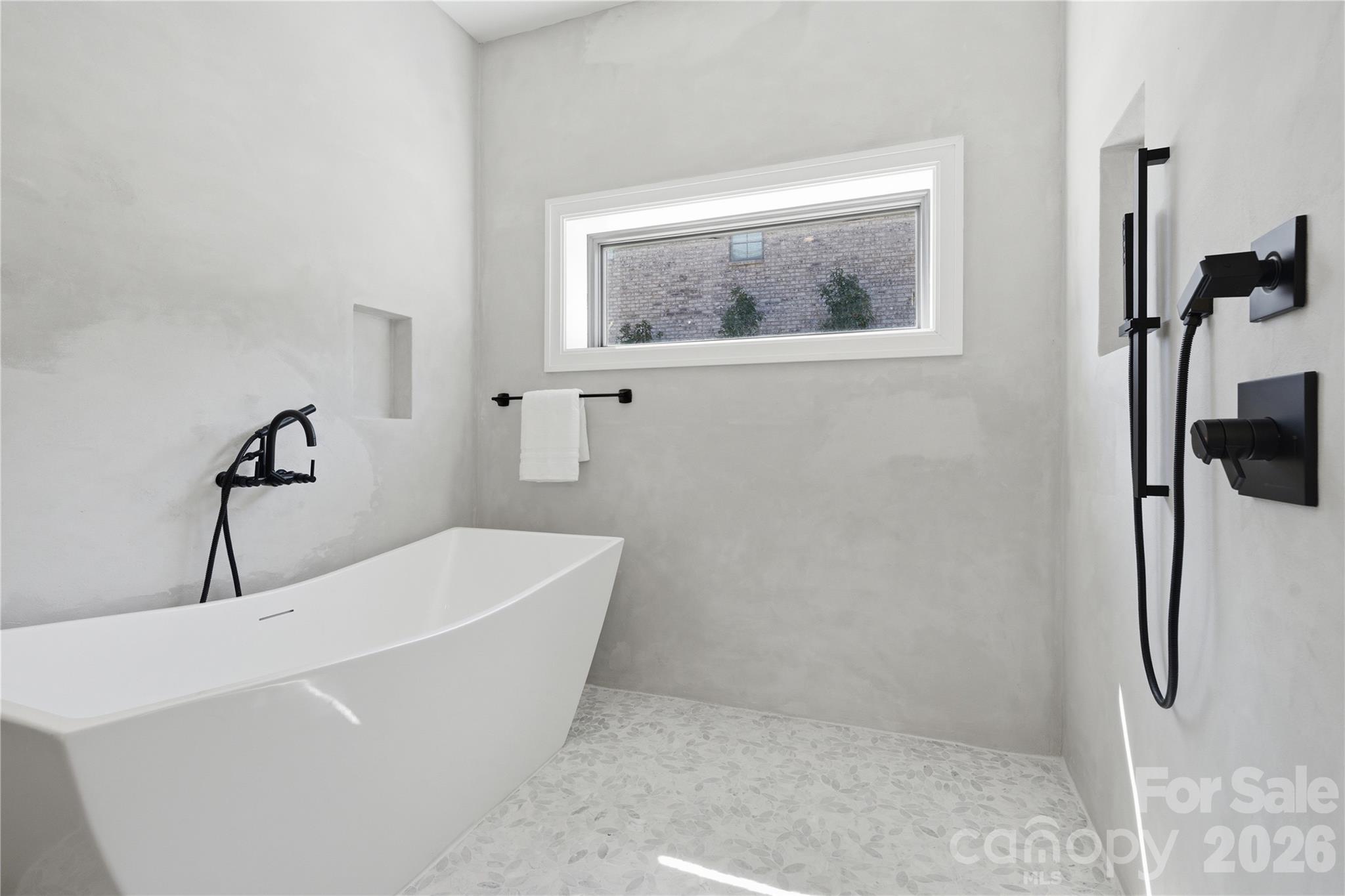 Full Bath - 1423 S Wendover Road, Charlotte
