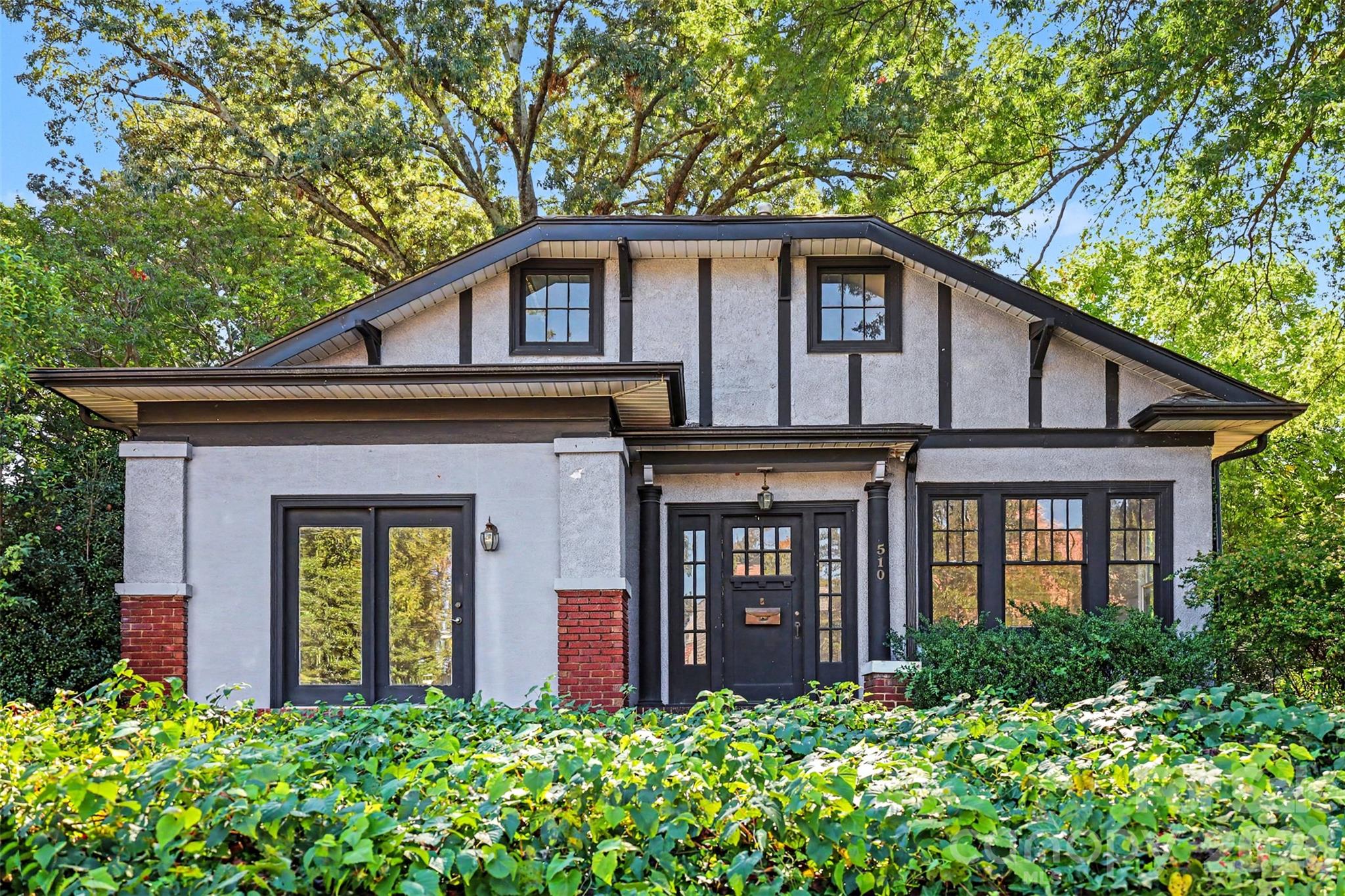 Single Family Residence at 510 Hawthorne Lane, Charlotte, photo 2 of 28