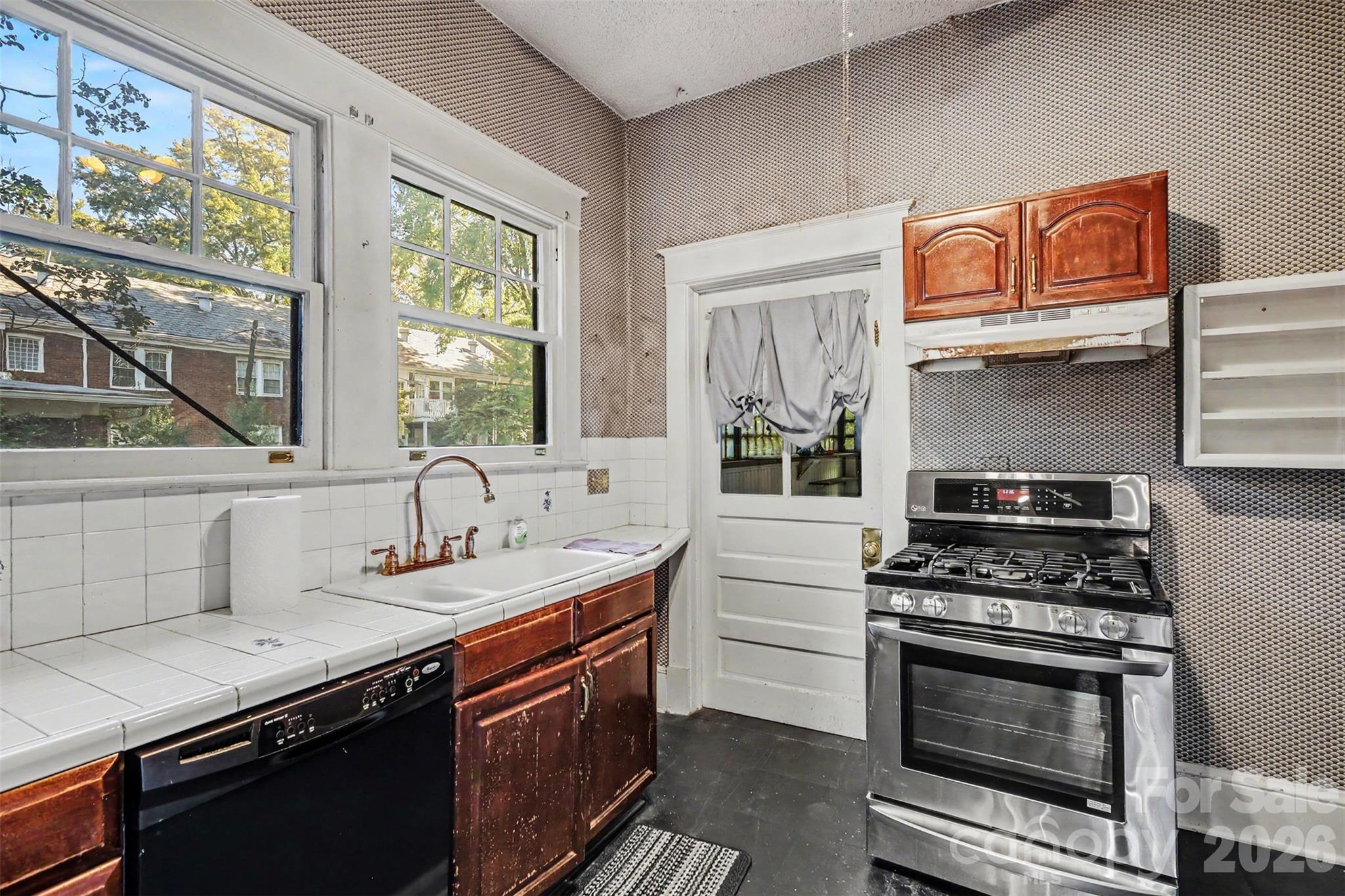 Single Family Residence at 510 Hawthorne Lane, Charlotte, photo 9 of 28