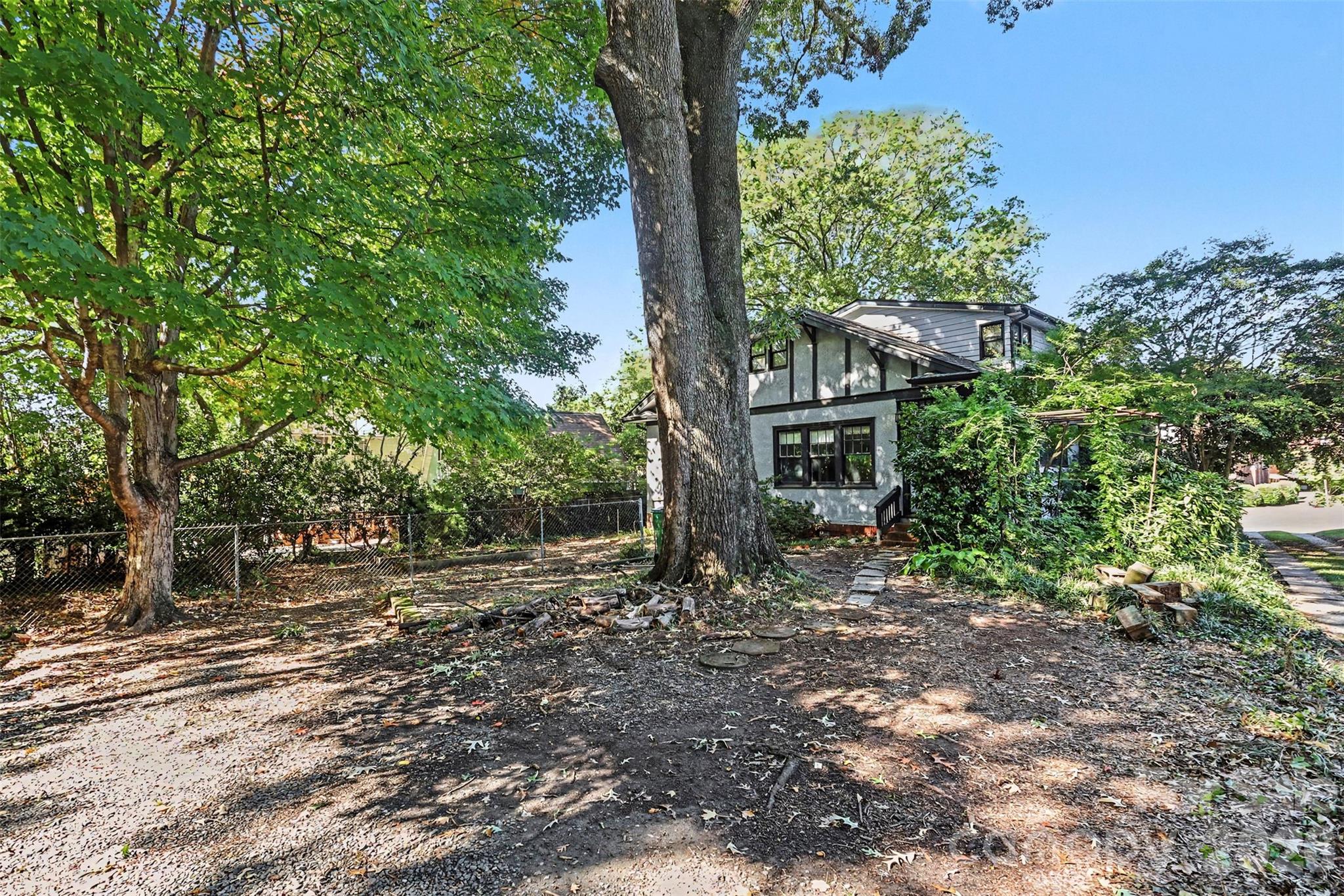 Single Family Residence at 510 Hawthorne Lane, Charlotte, photo 25 of 28