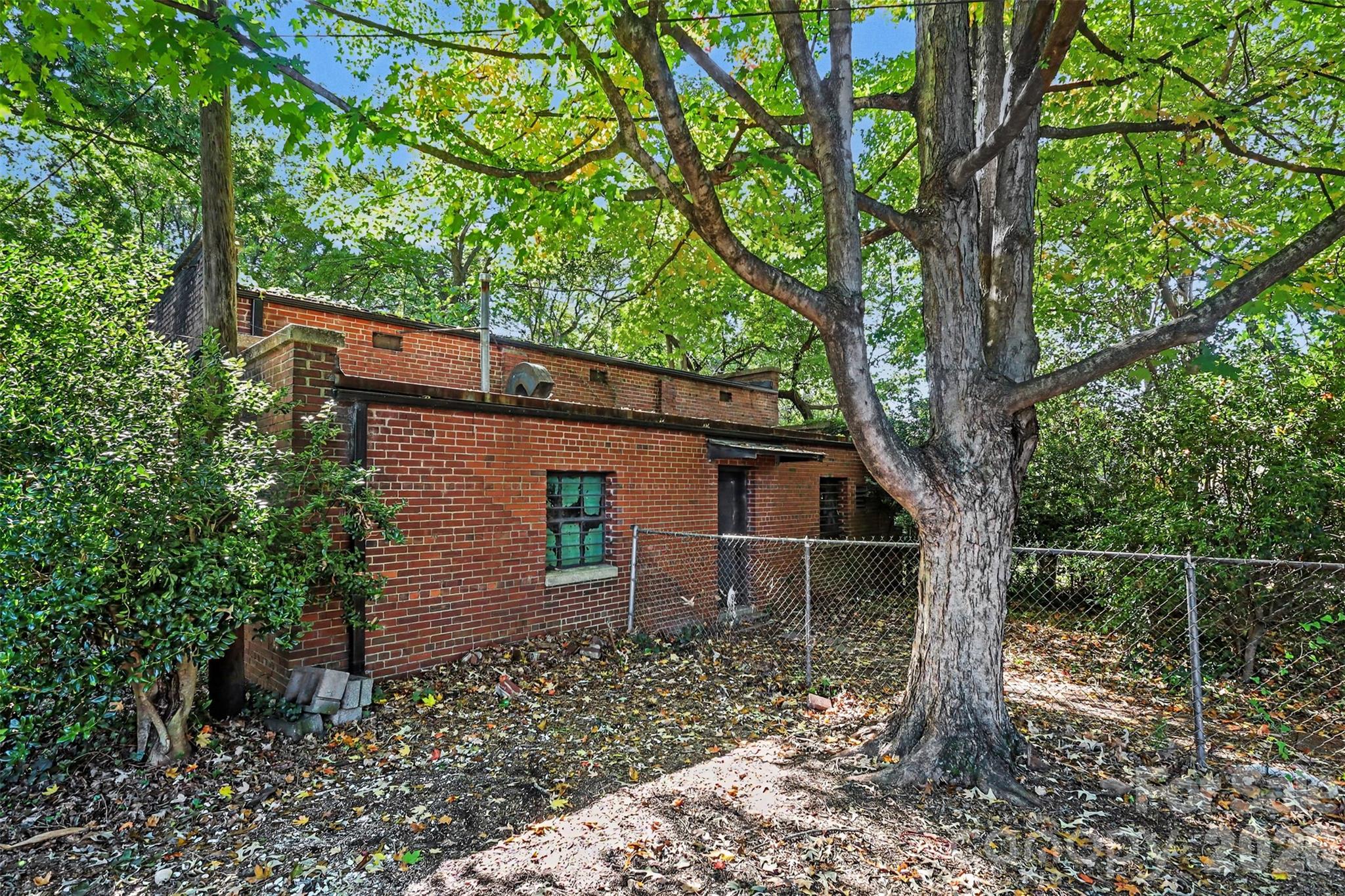 Shop in rear - 510 Hawthorne Lane, Charlotte