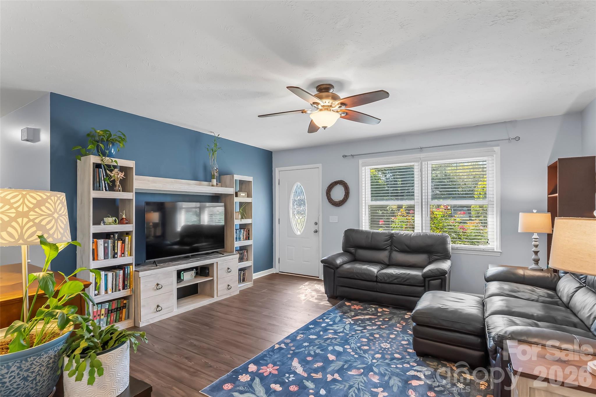 Single Family Residence at 23 E Silverleaf Drive, Hendersonville, photo 3 of 29