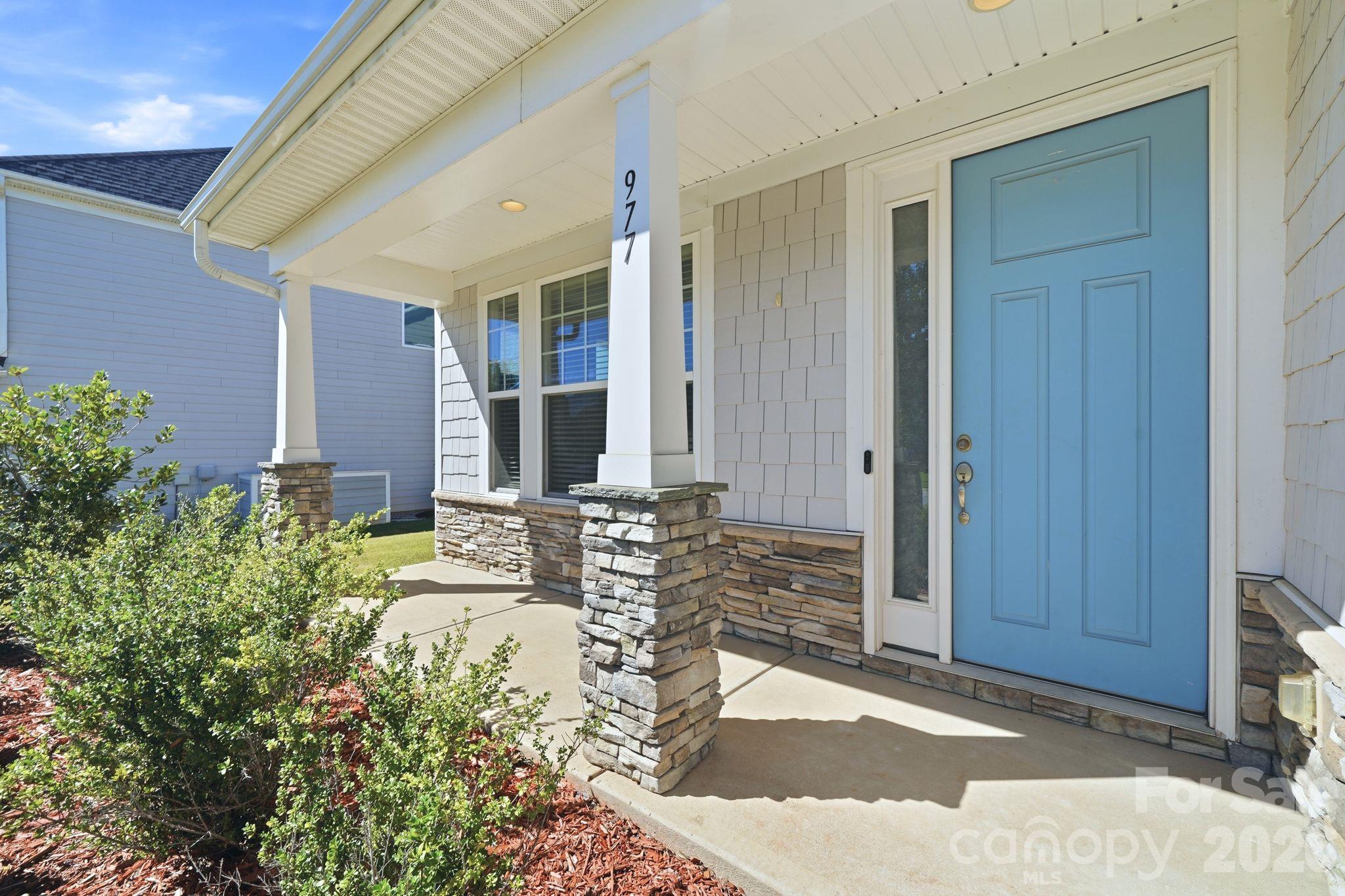 Single Family Residence at 977 NW Bellegray Lane, Concord, photo 2 of 35
