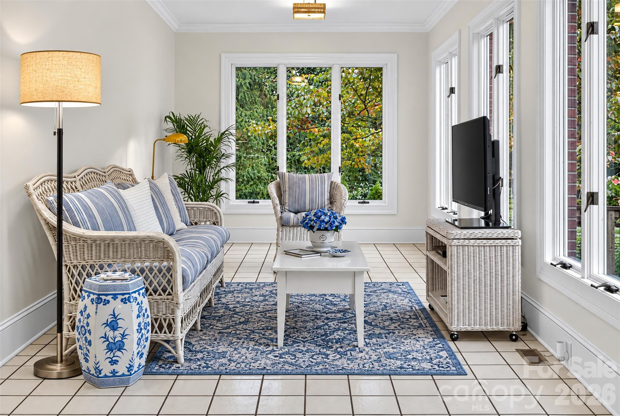 Cozy and Bright Sunroom - 2715 Brevard Road, Hendersonville