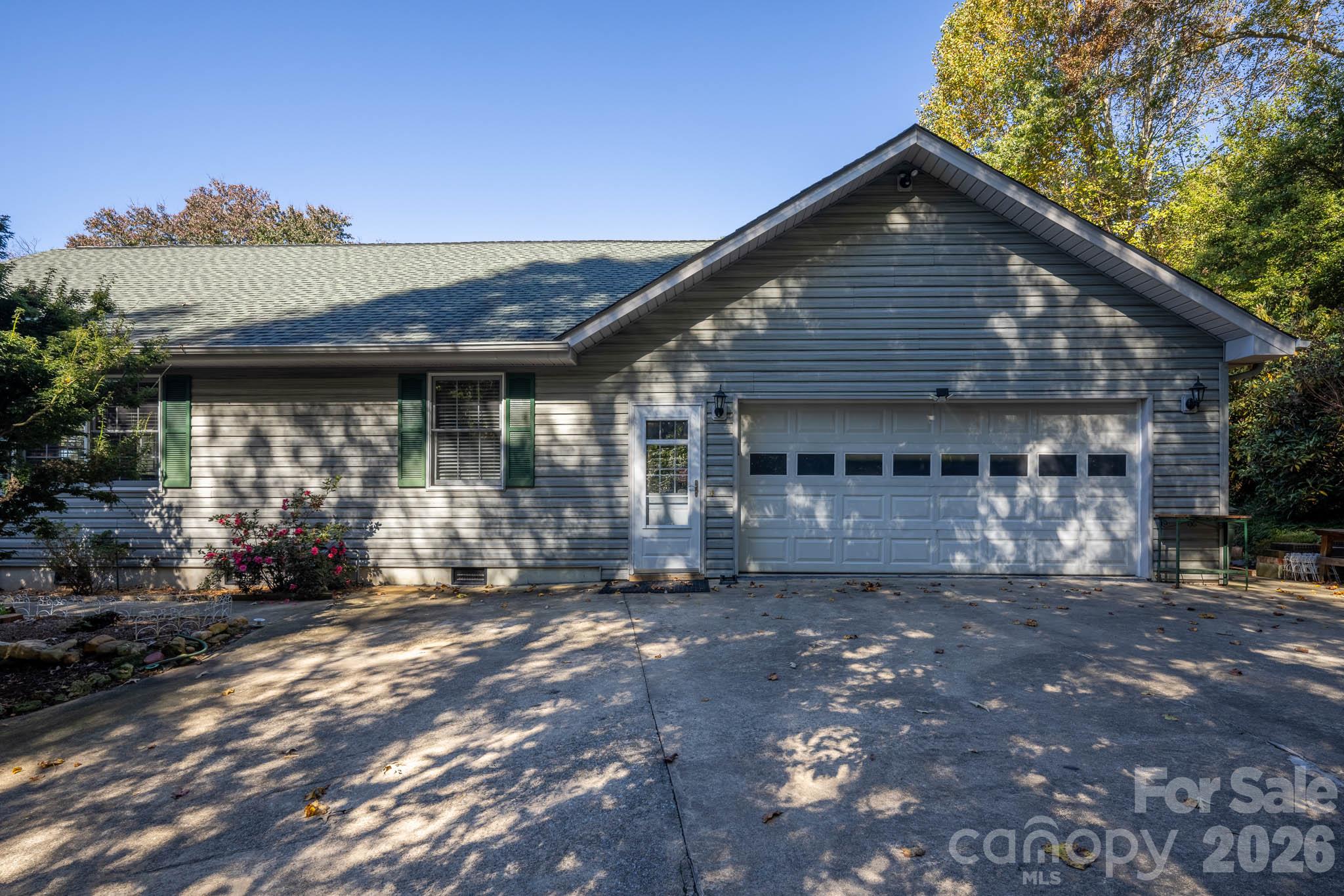 Single Family Residence at 2008 Deep Woods Drive, Hendersonville, photo 11 of 37