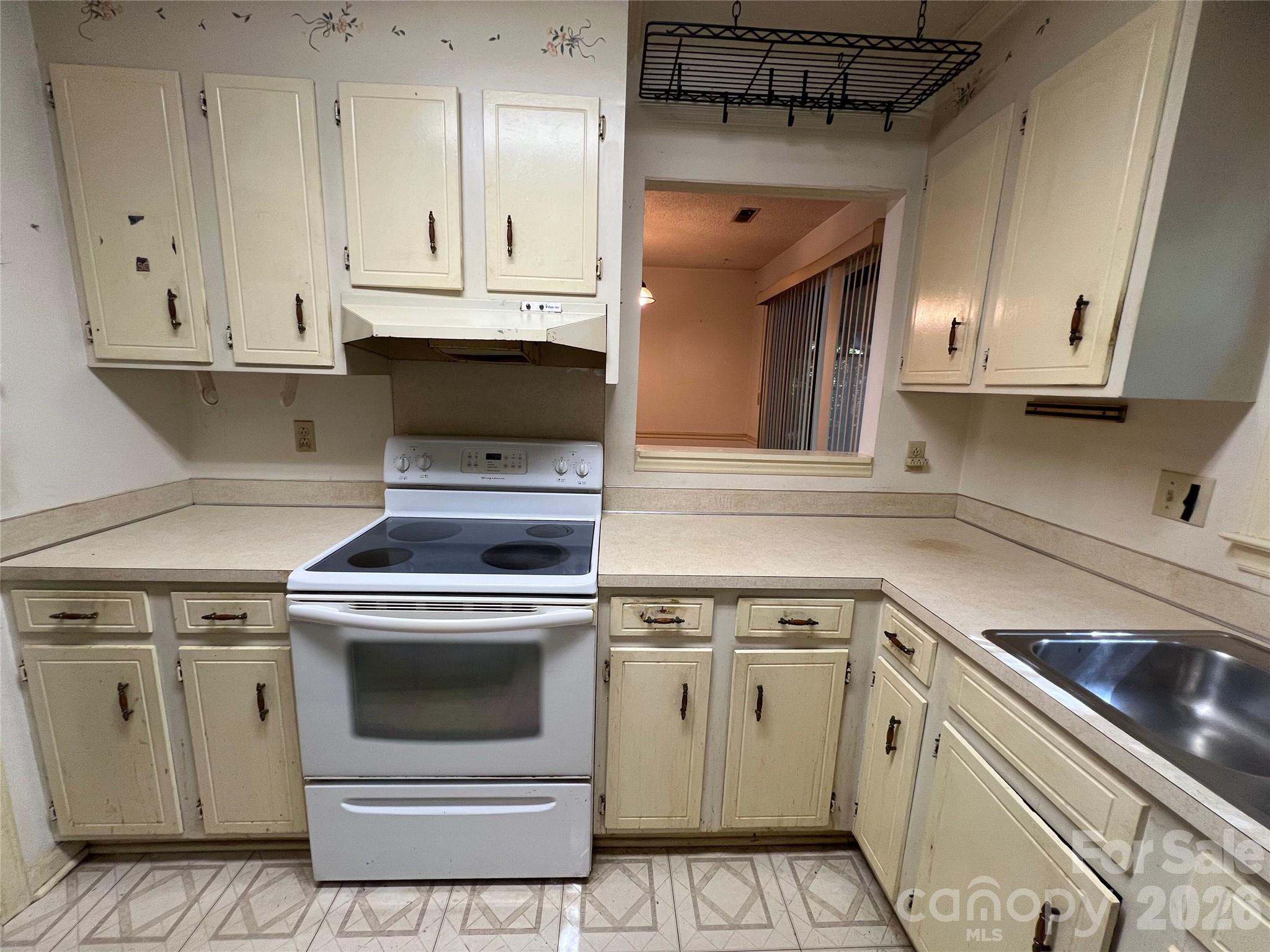 Single Family Residence at 7616 Grayling Court, Charlotte, photo 7 of 16