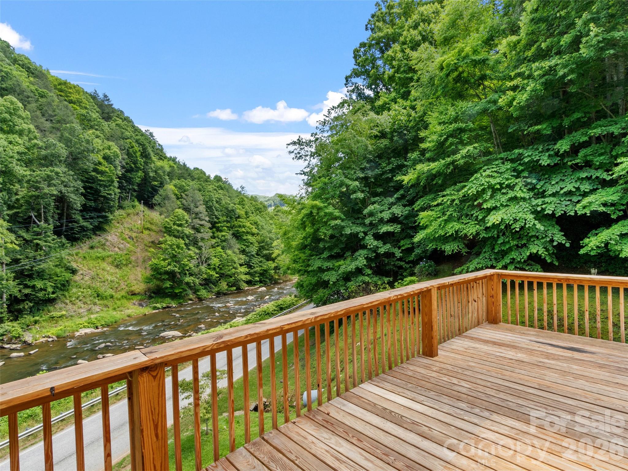 River sounds and views! - 12982 US 19W Highway, Burnsville