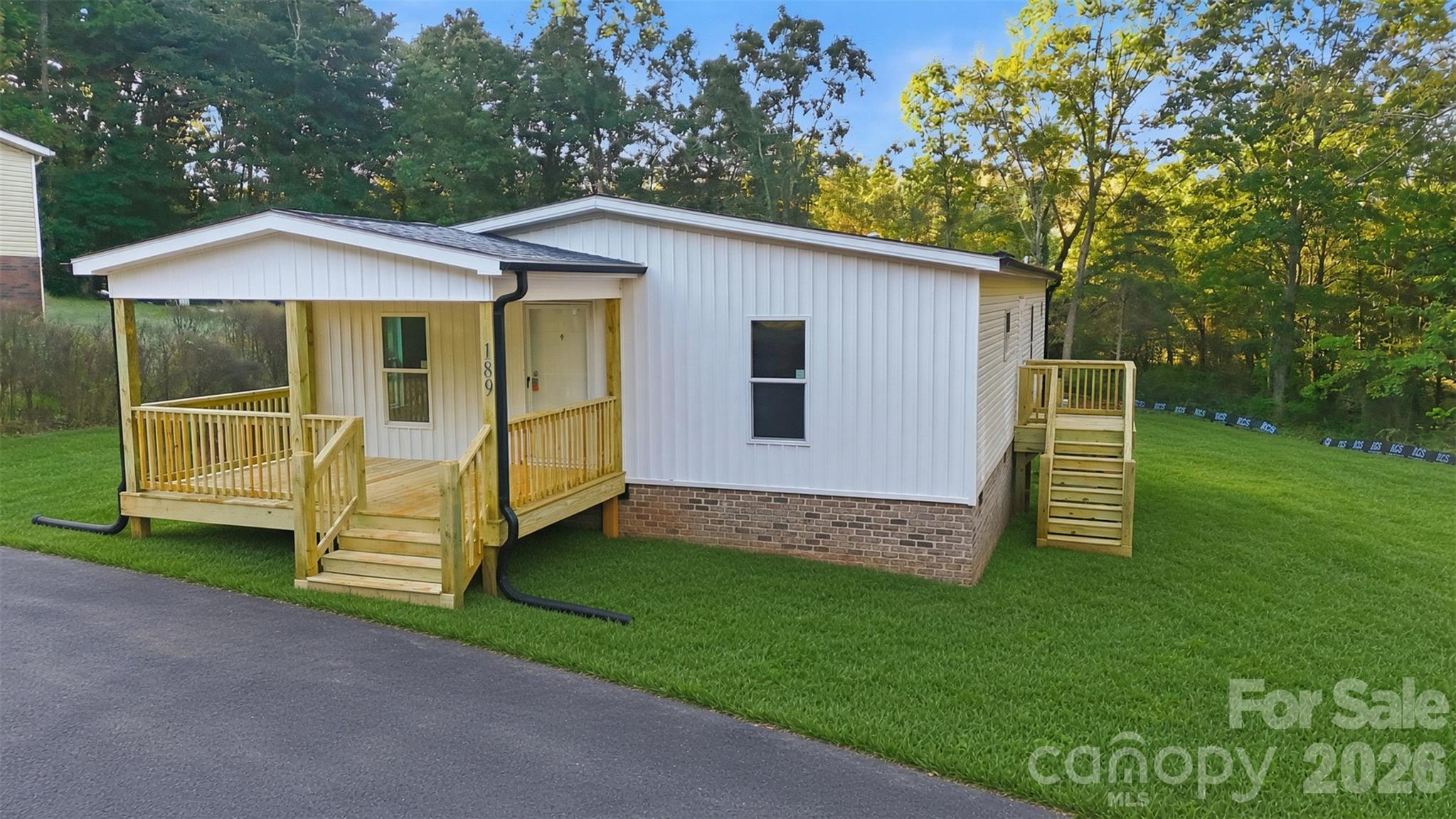 Single Family Residence at 189 Village Point Drive, Statesville, photo 2 of 9