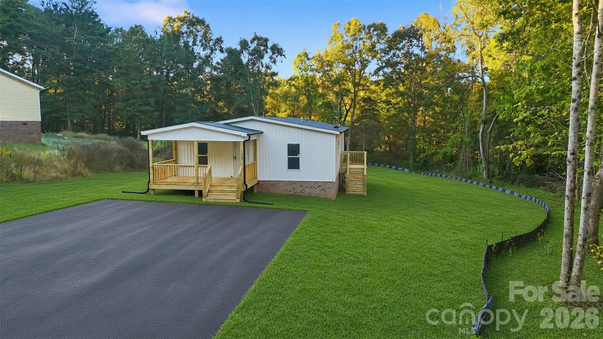 Single Family Residence at 189 Village Point Drive, Statesville, photo 3 of 9