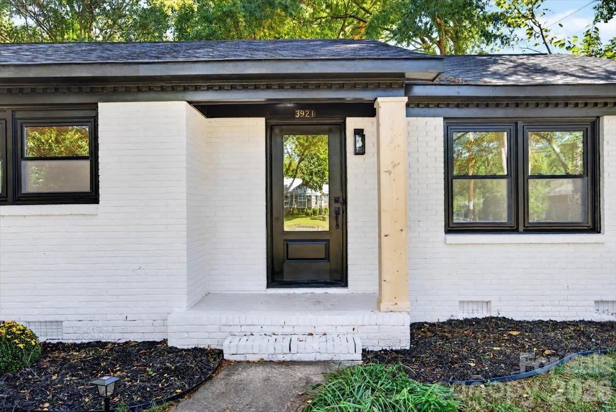 Single Family Residence at 3921 Havenwood Road, Charlotte, photo 3 of 28