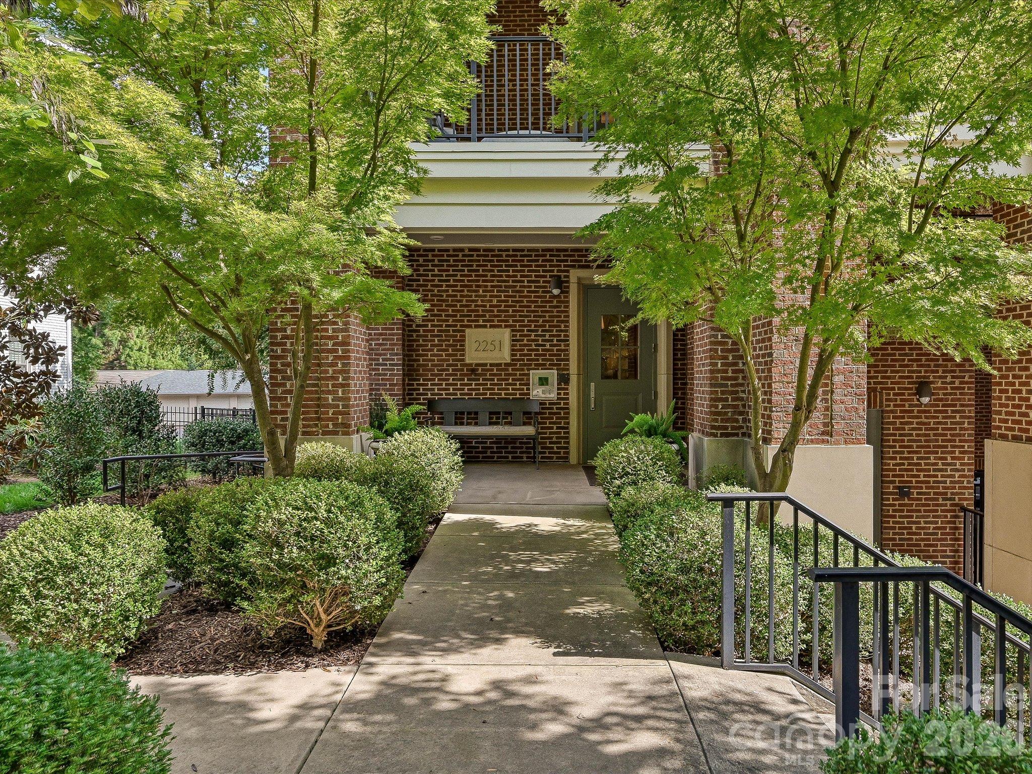 Condominium at 2251 Selwyn Avenue, Charlotte, photo 3 of 48