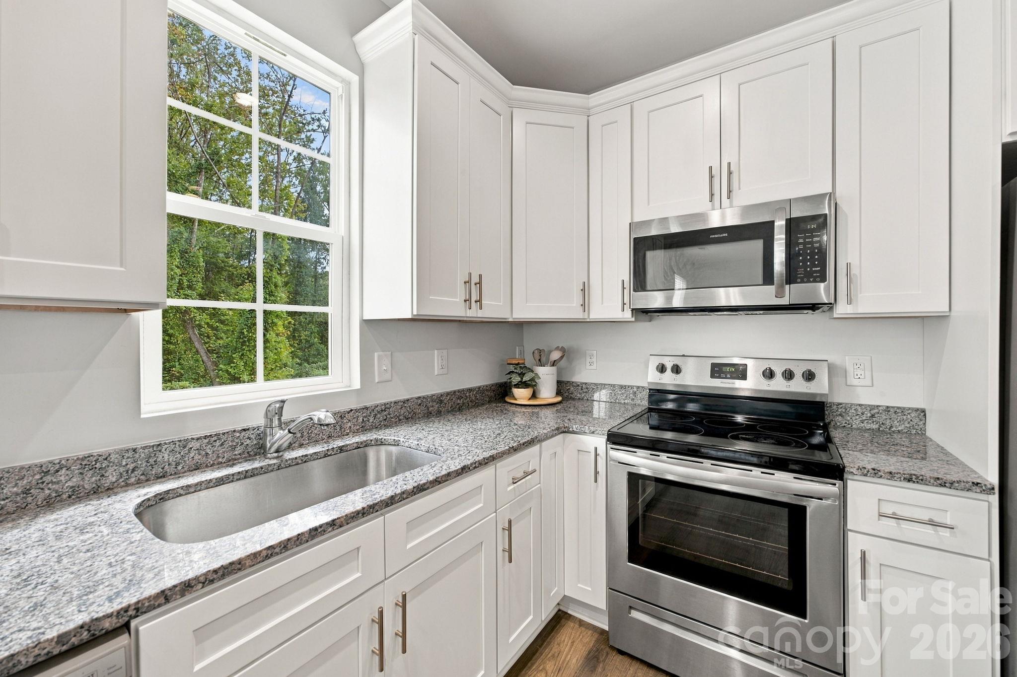 Single Family Residence at 8553 Colgate Circle, Charlotte, photo 8 of 29