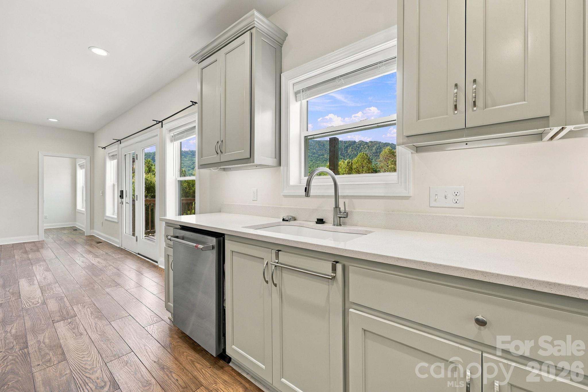 Single Family Residence at 68 Rock View Court, Hendersonville, photo 10 of 48