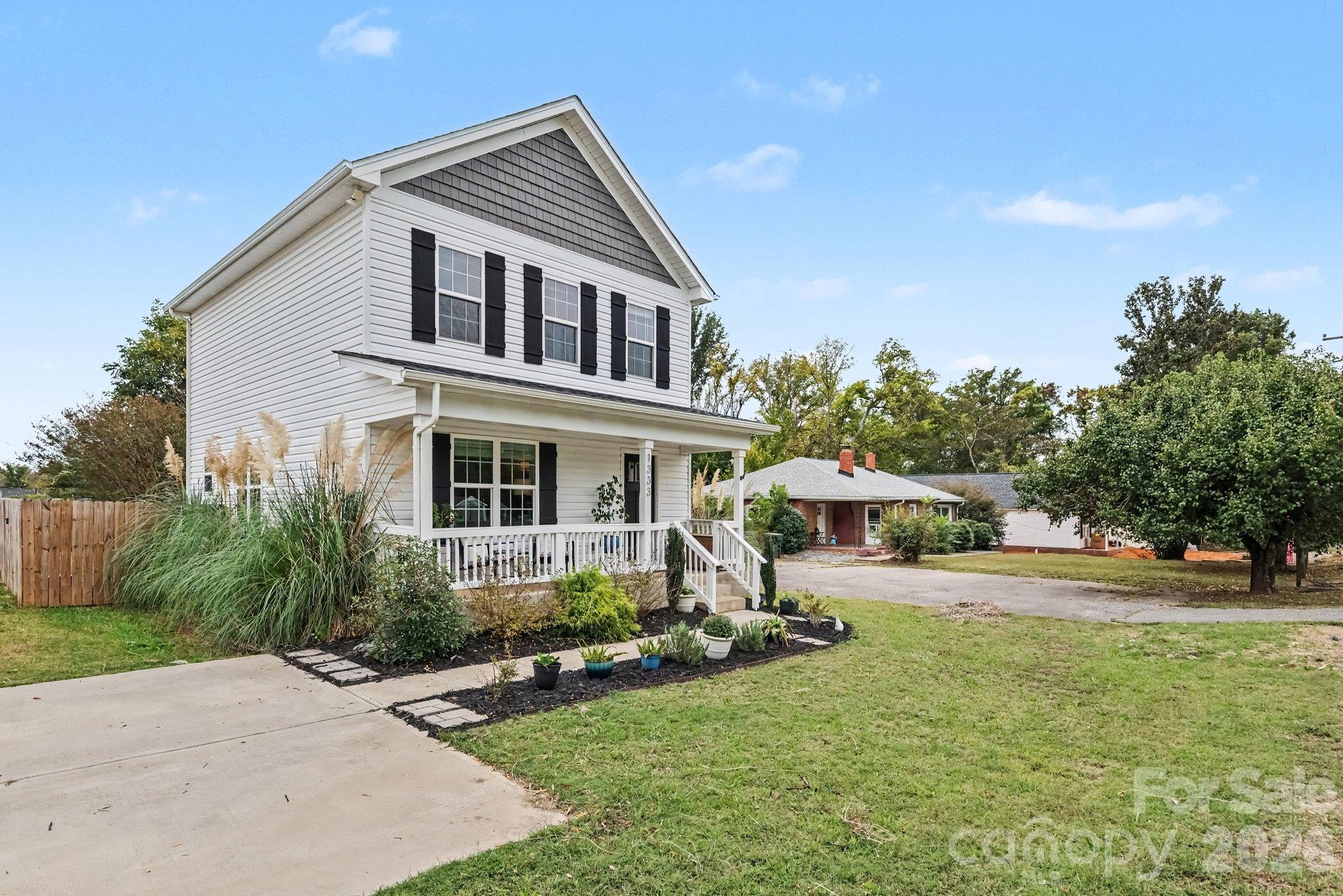Single Family Residence at 1333 Crawford Road, Rock Hill, photo 3 of 17
