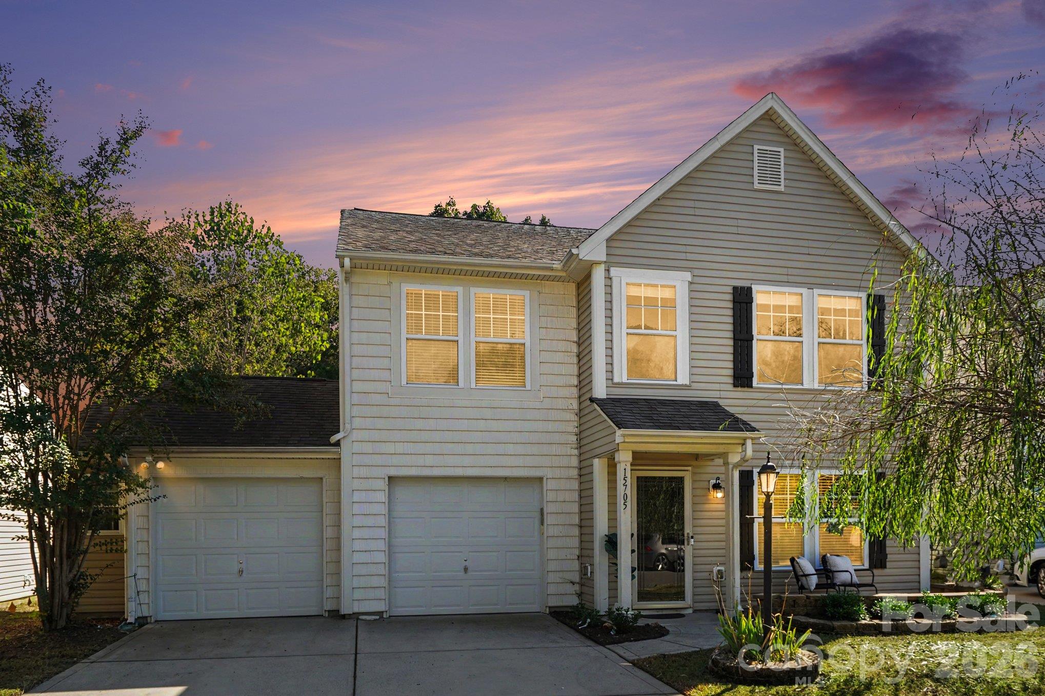 Single Family Residence at 15705 Lakepoint Forest Drive, Charlotte, photo 2 of 28