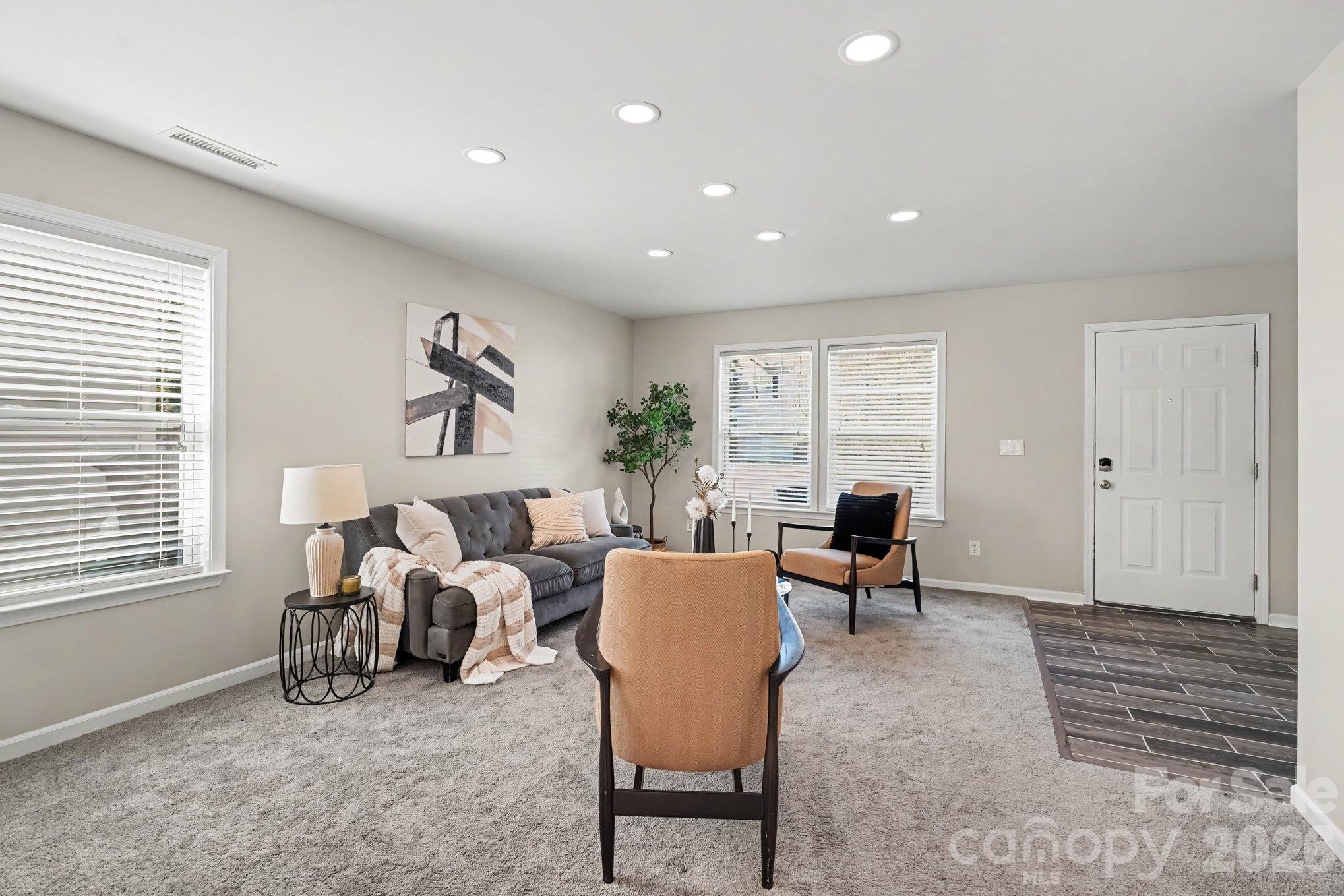 Single Family Residence at 15705 Lakepoint Forest Drive, Charlotte, photo 4 of 28