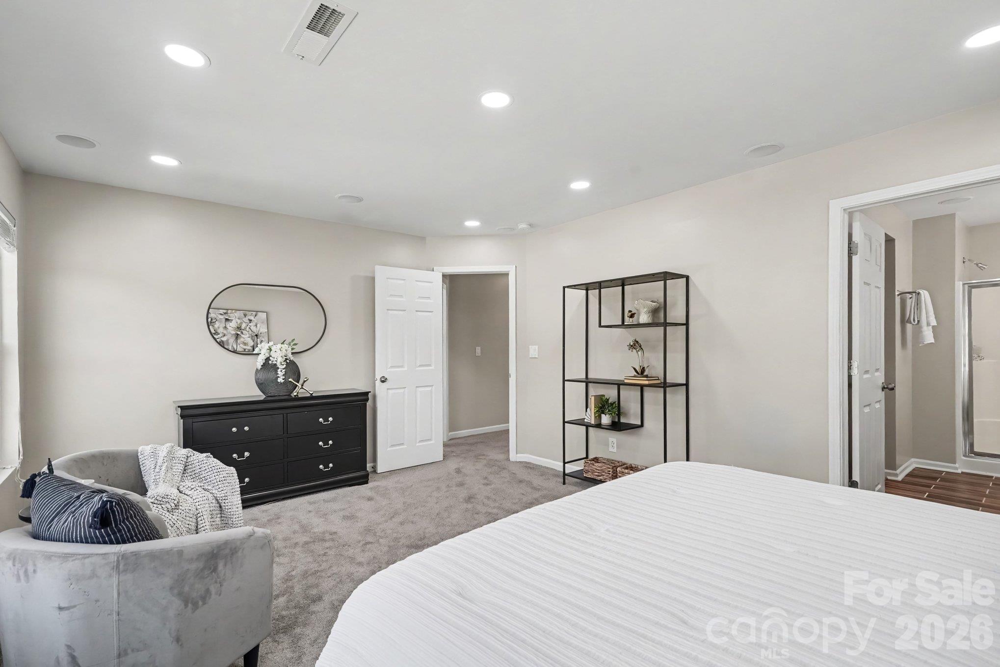 Single Family Residence at 15705 Lakepoint Forest Drive, Charlotte, photo 16 of 28