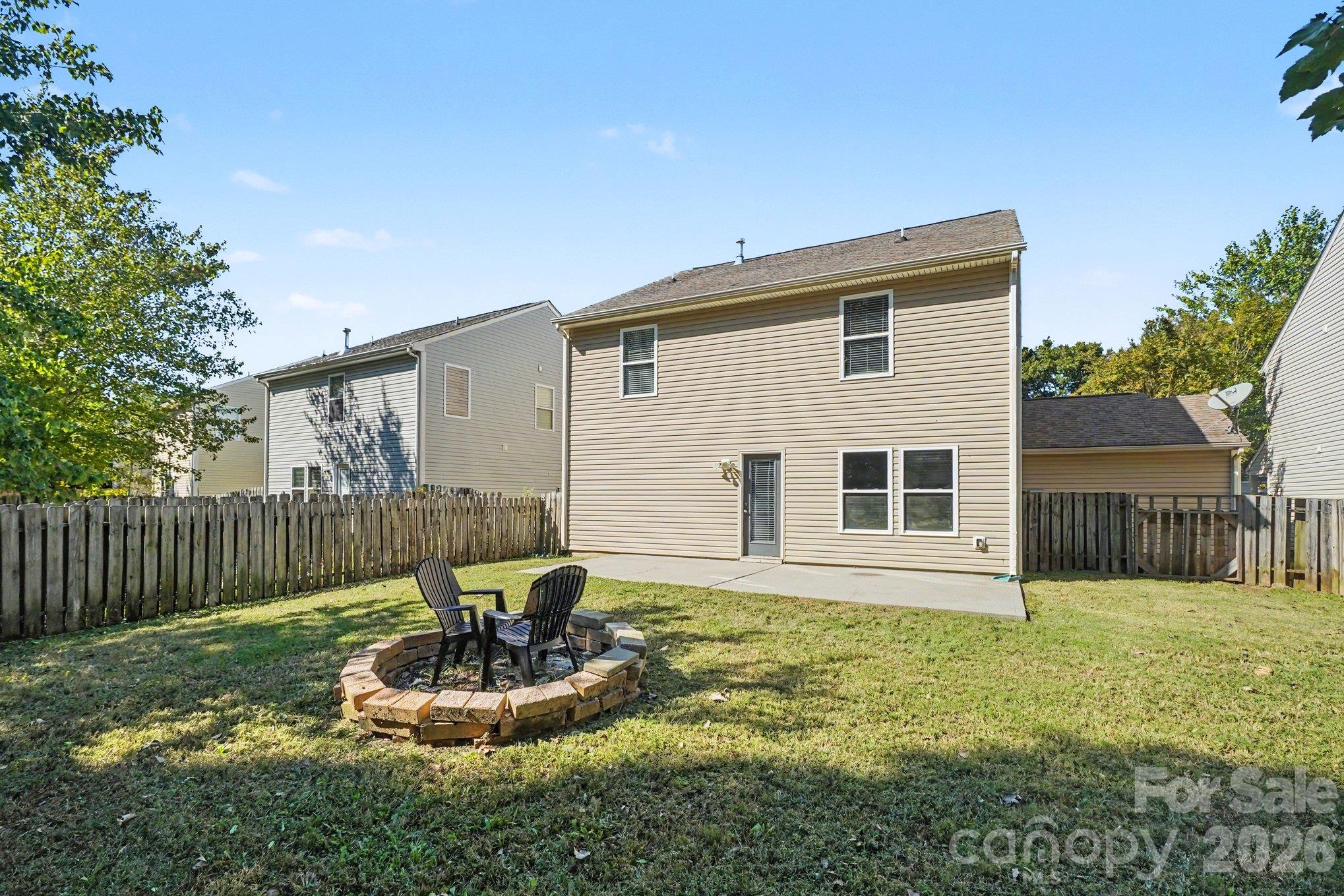 Single Family Residence at 15705 Lakepoint Forest Drive, Charlotte, photo 24 of 28
