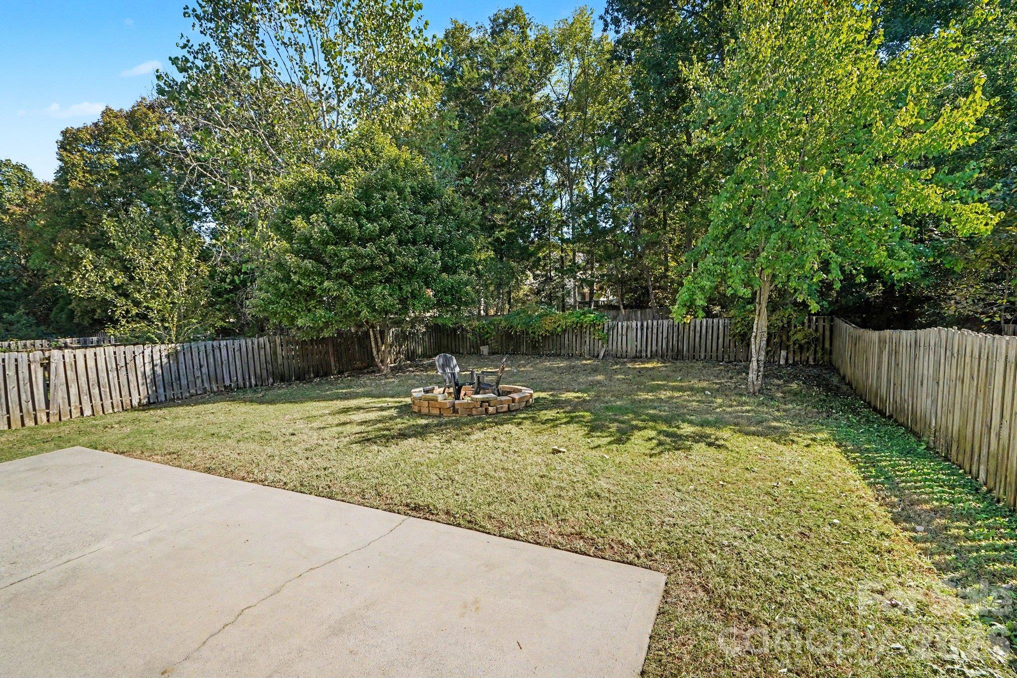 Single Family Residence at 15705 Lakepoint Forest Drive, Charlotte, photo 25 of 28