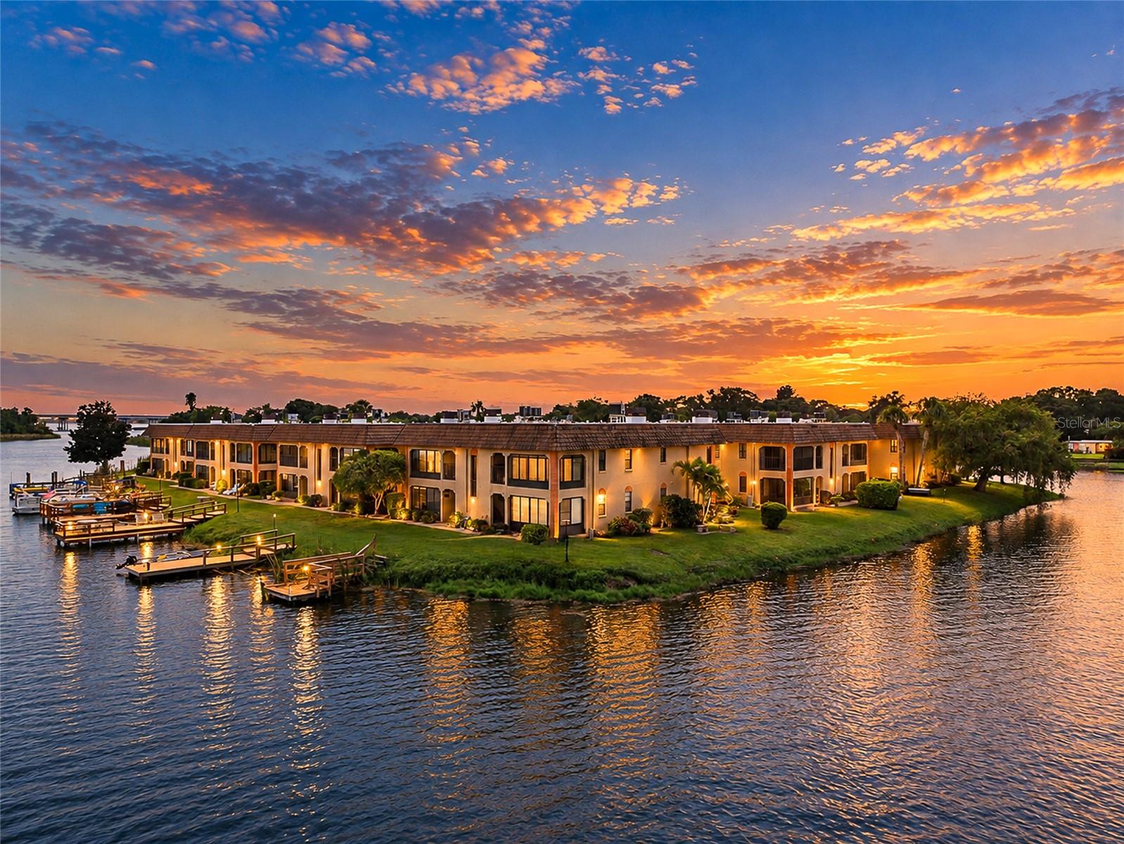 10142 SEMINOLE ISLAND DR