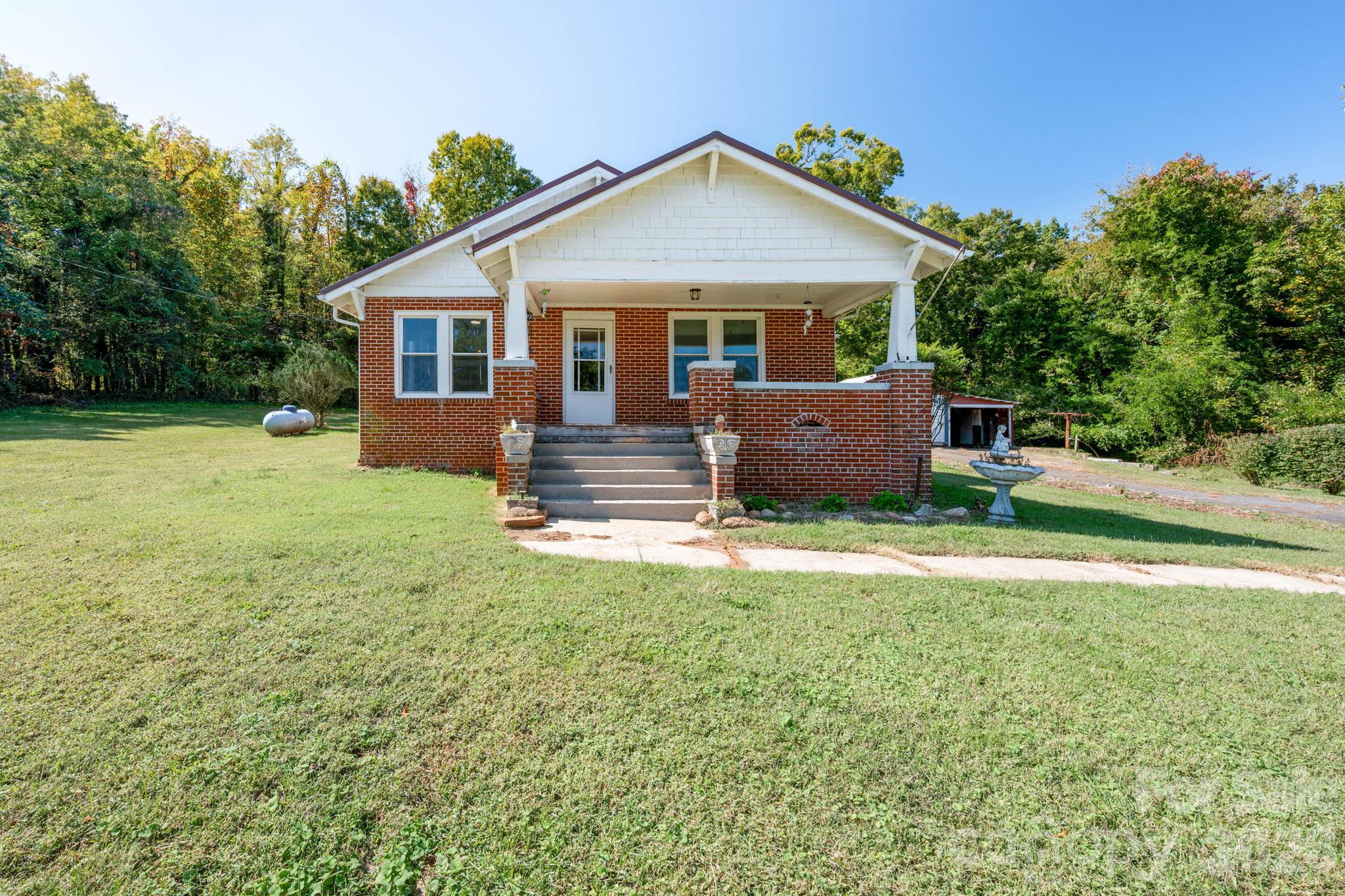Single Family Residence at 2401 NC 181 Highway, Morganton, photo 4 of 31