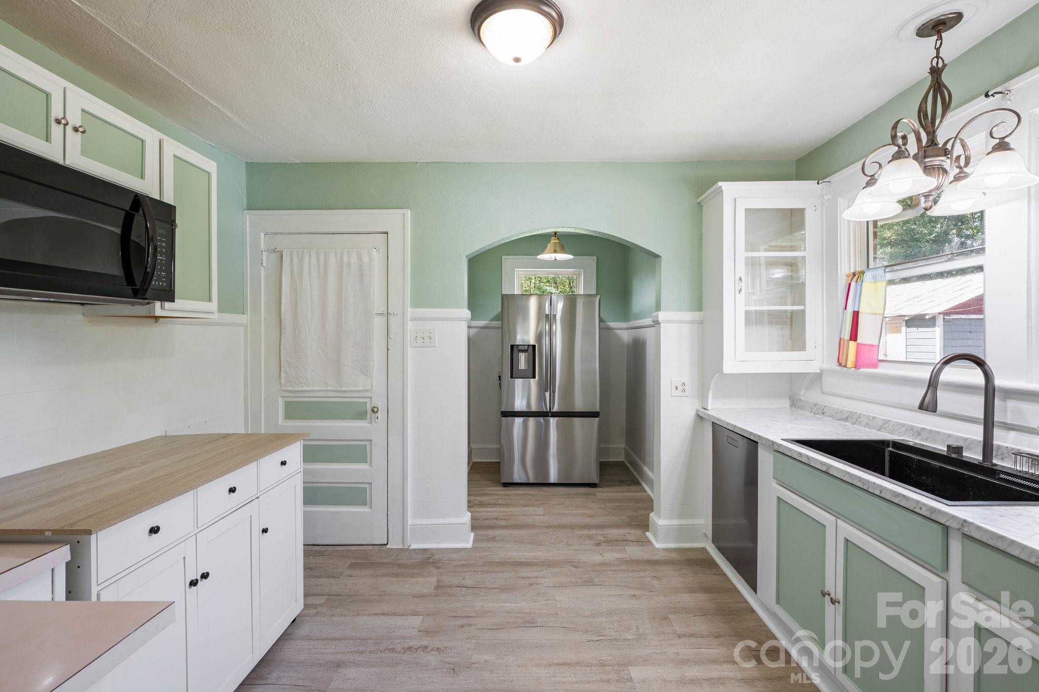 Single Family Residence at 2401 NC 181 Highway, Morganton, photo 6 of 31