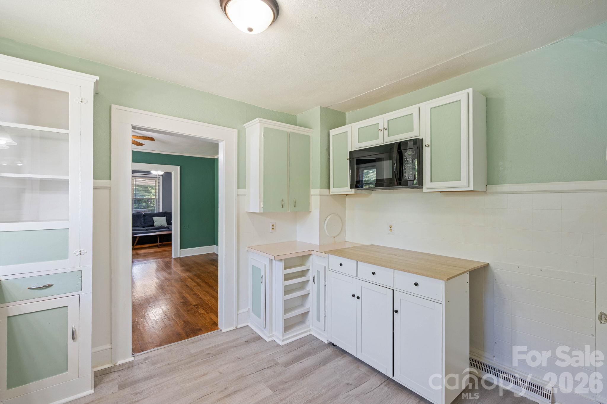 Single Family Residence at 2401 NC 181 Highway, Morganton, photo 7 of 31