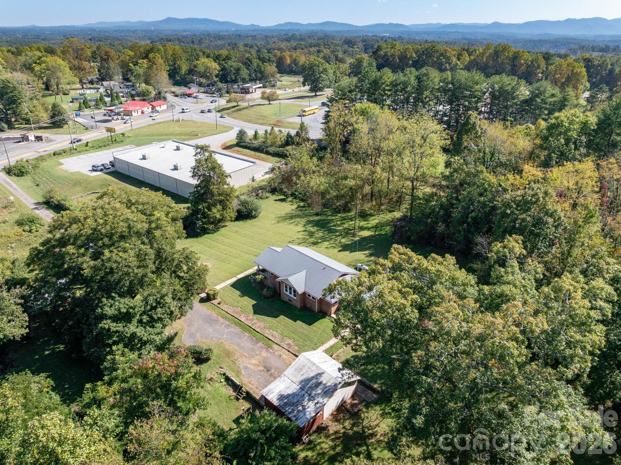Single Family Residence at 2401 NC 181 Highway, Morganton, photo 24 of 31