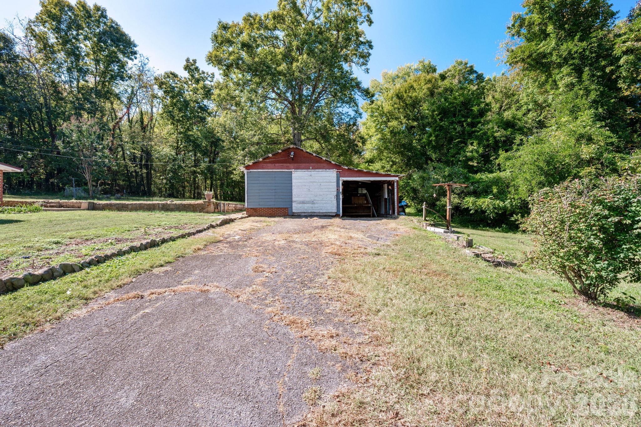 Single Family Residence at 2401 NC 181 Highway, Morganton, photo 28 of 31