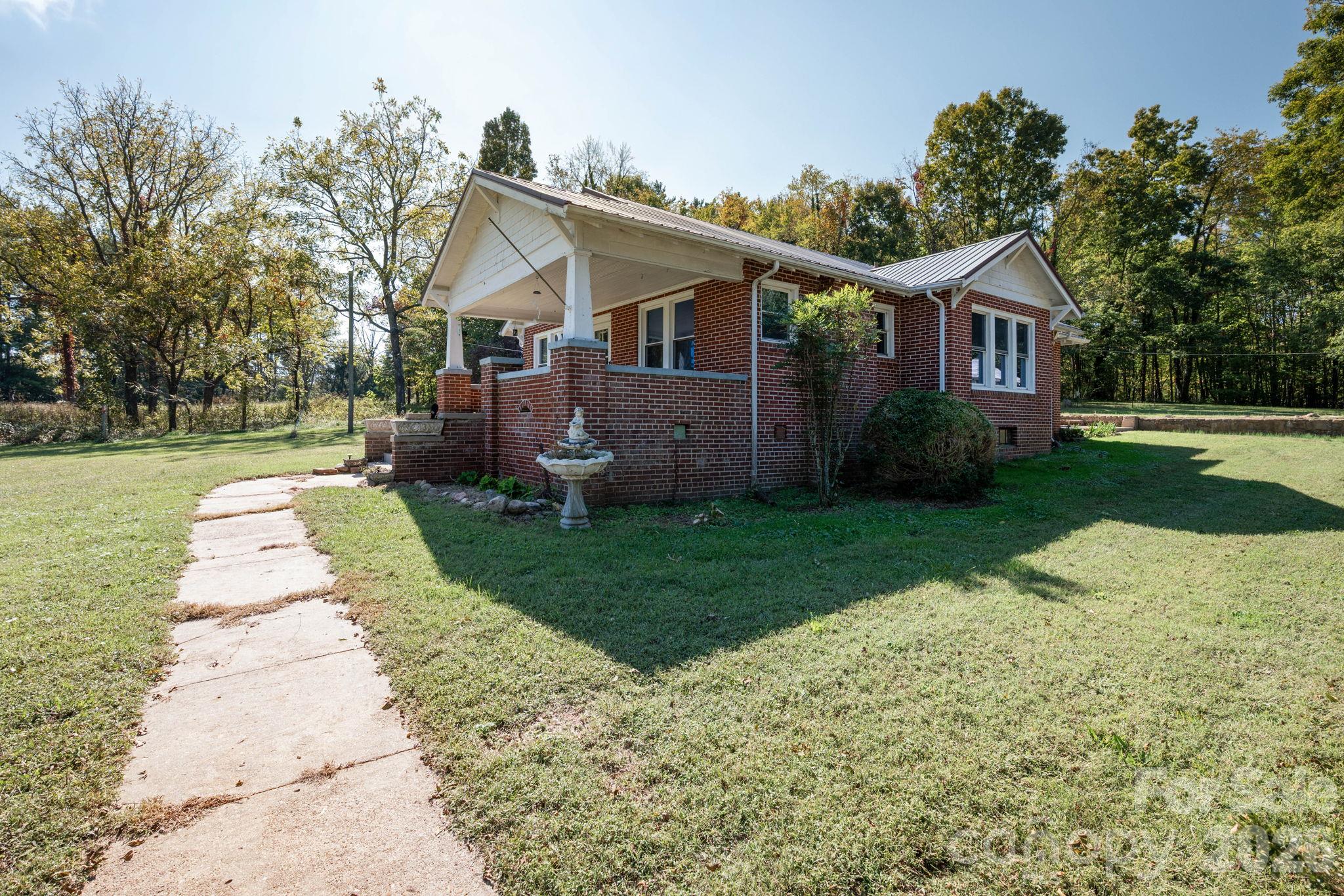 Single Family Residence at 2401 NC 181 Highway, Morganton, photo 2 of 31