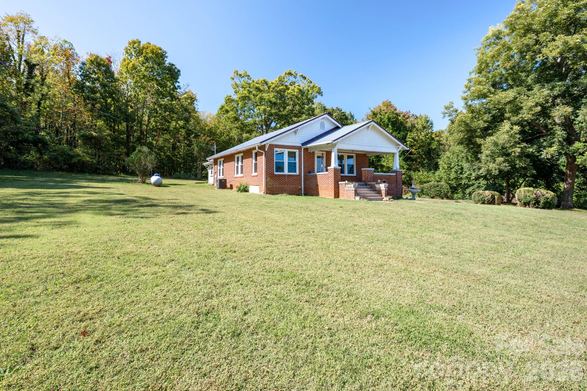 Single Family Residence at 2401 NC 181 Highway, Morganton, photo 3 of 31