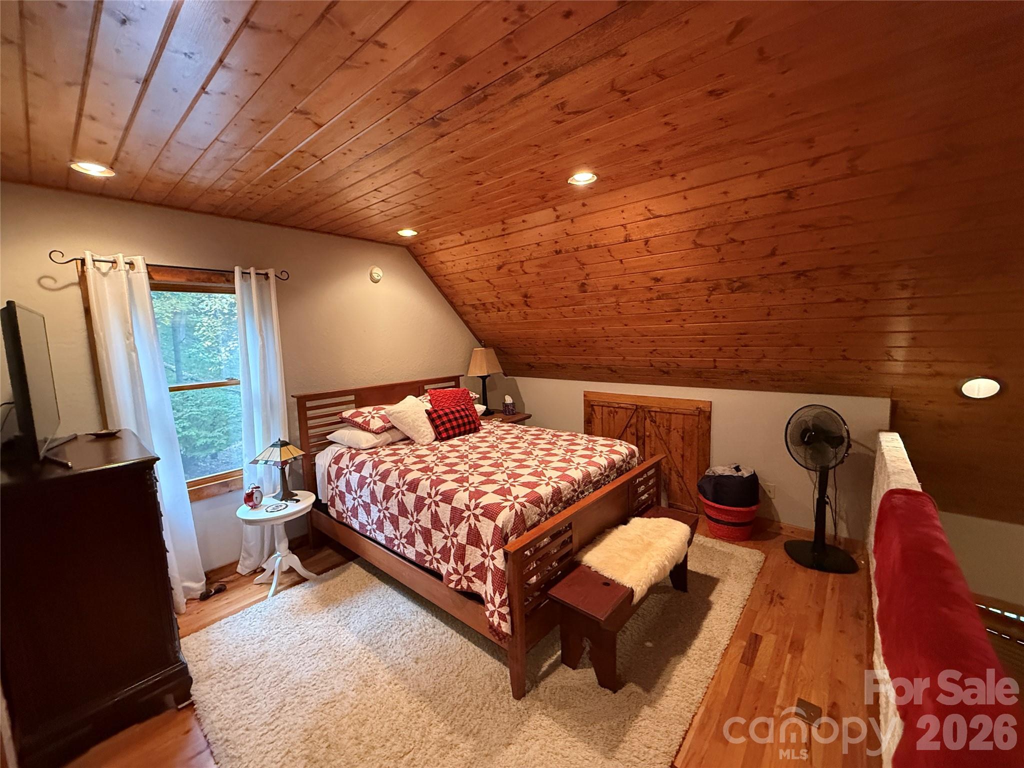 Single Family Residence at 349 Barefoot Cove, Burnsville, photo 5 of 35