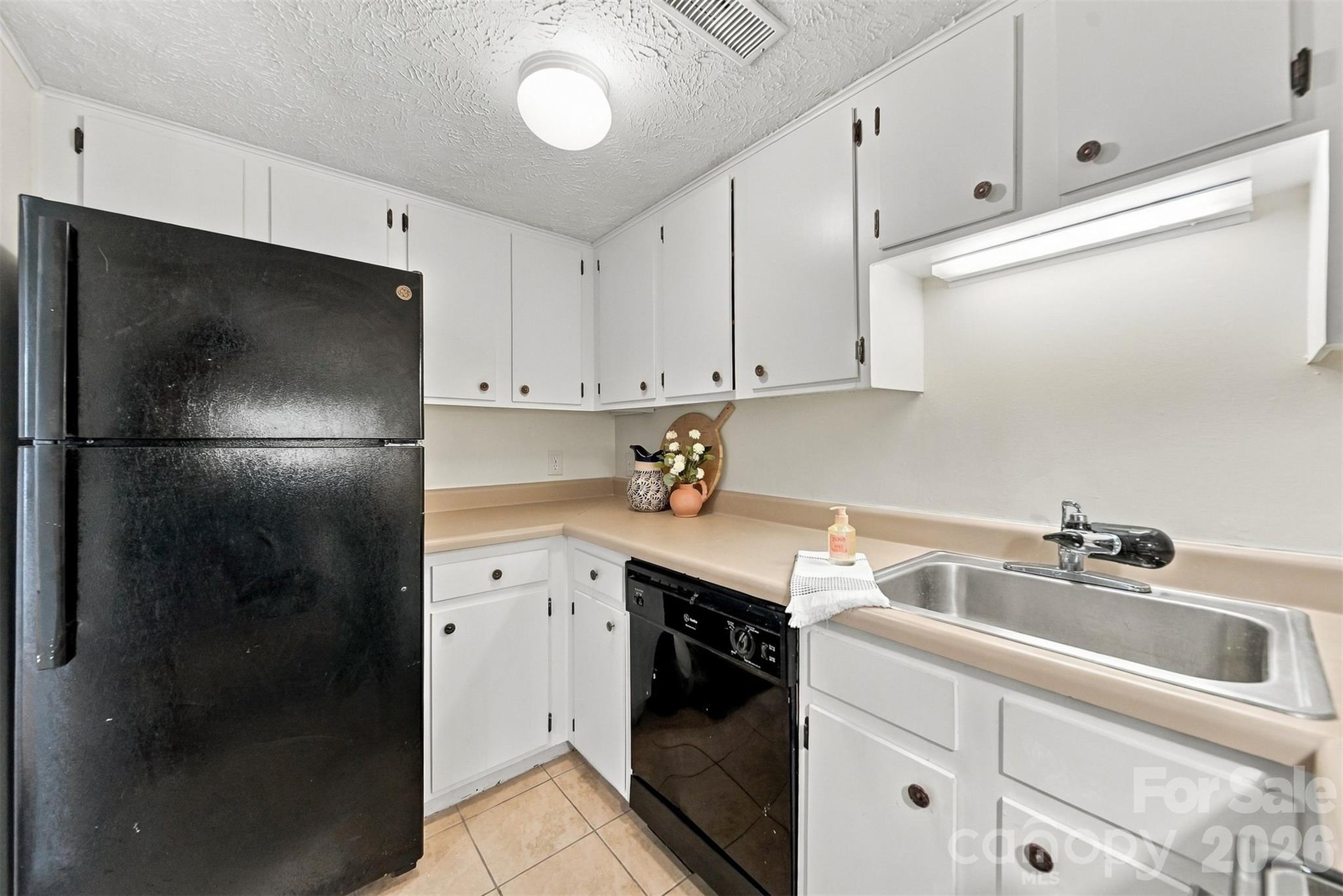 Condominium at 1050 21st Avenue NW, Hickory, photo 9 of 42