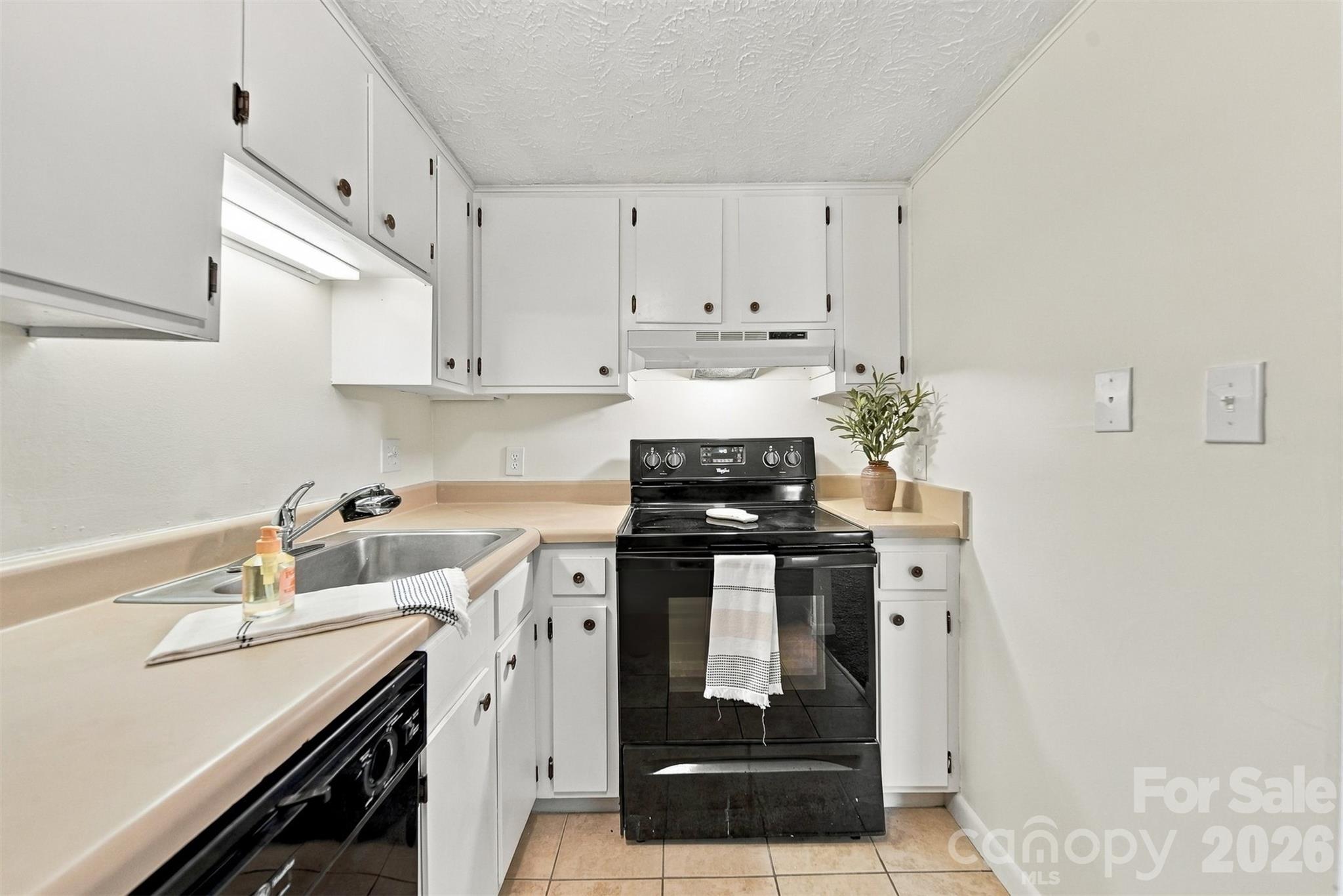 Condominium at 1050 21st Avenue NW, Hickory, photo 11 of 42