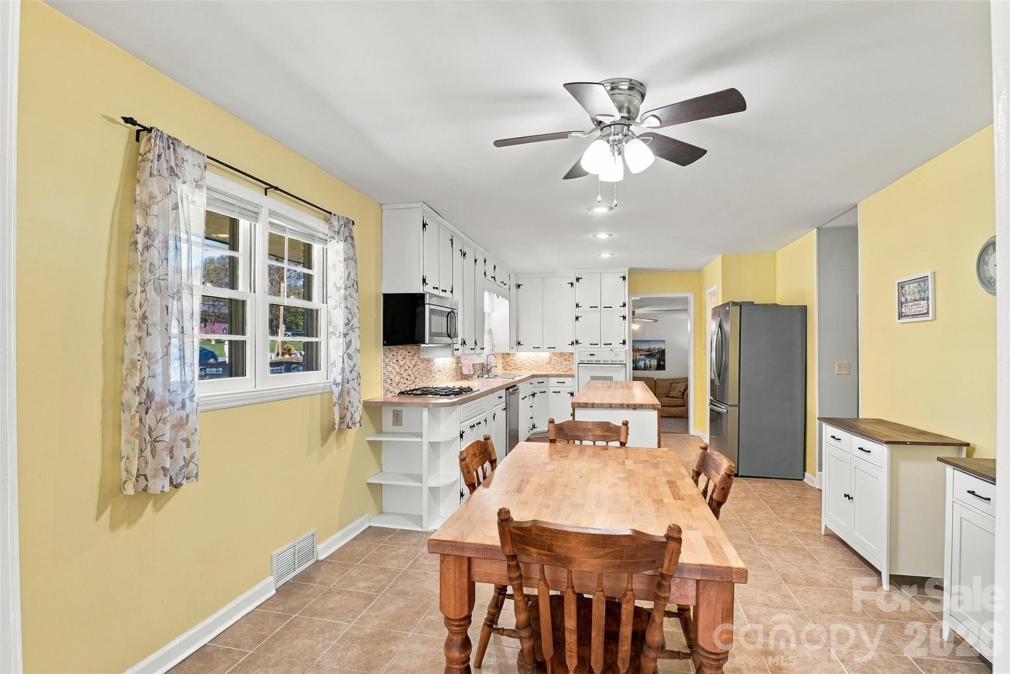 Single Family Residence at 7218 Lakeside Drive N, Charlotte, photo 10 of 30